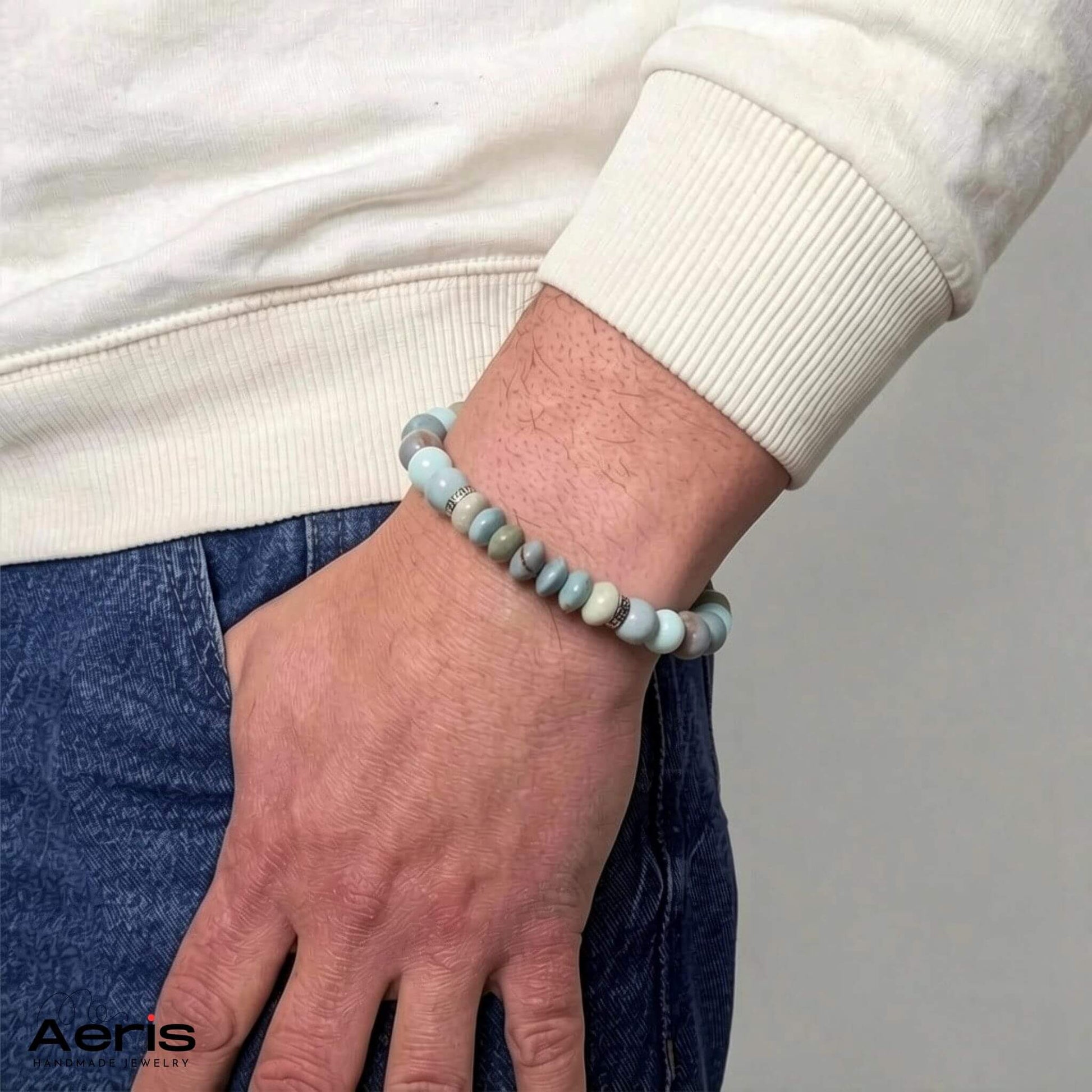 Bratara handmade cu amazonit, prezentata pe mana unui model