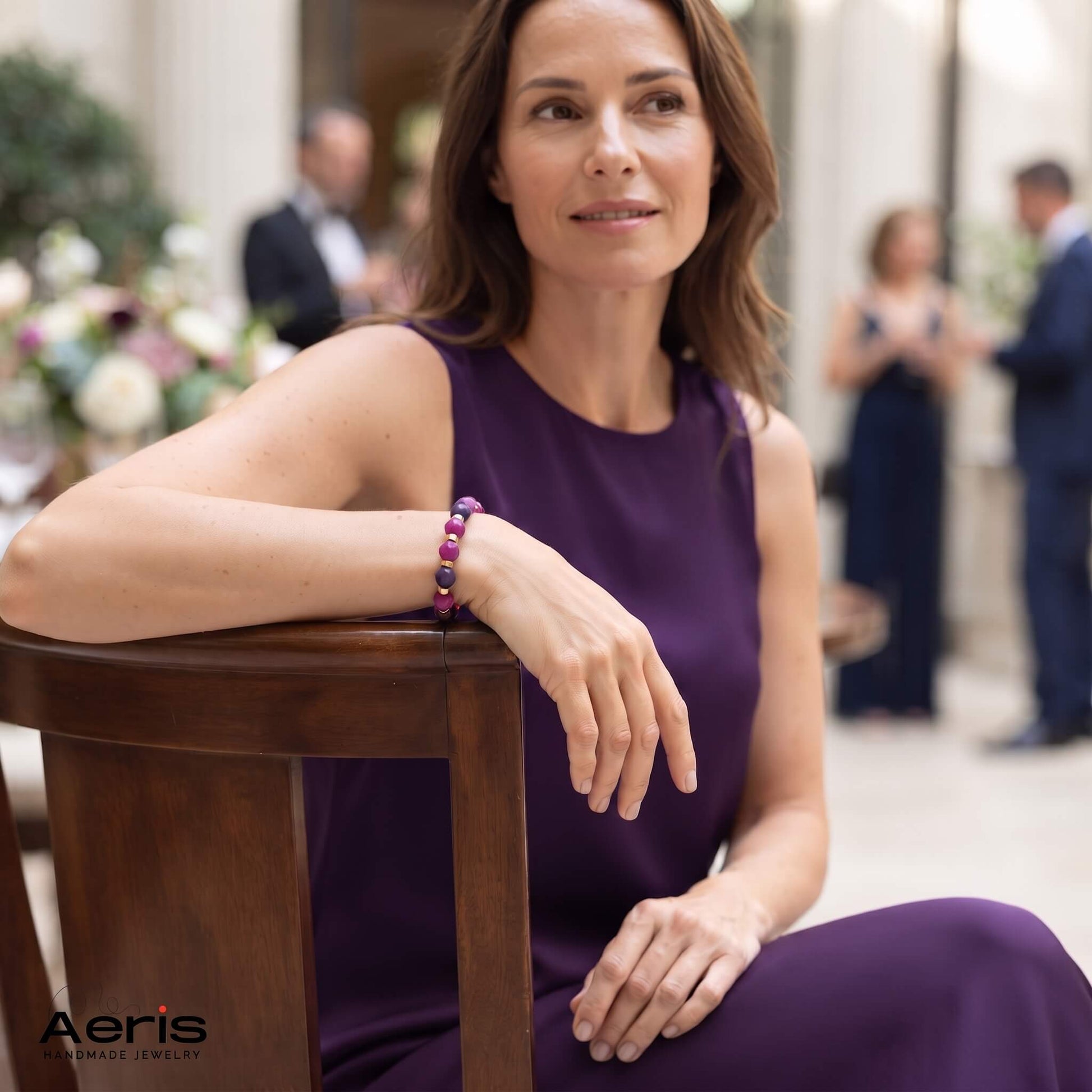 Femeie purtand bratara cu ametist si agate, asortata cu o tinuta eleganta