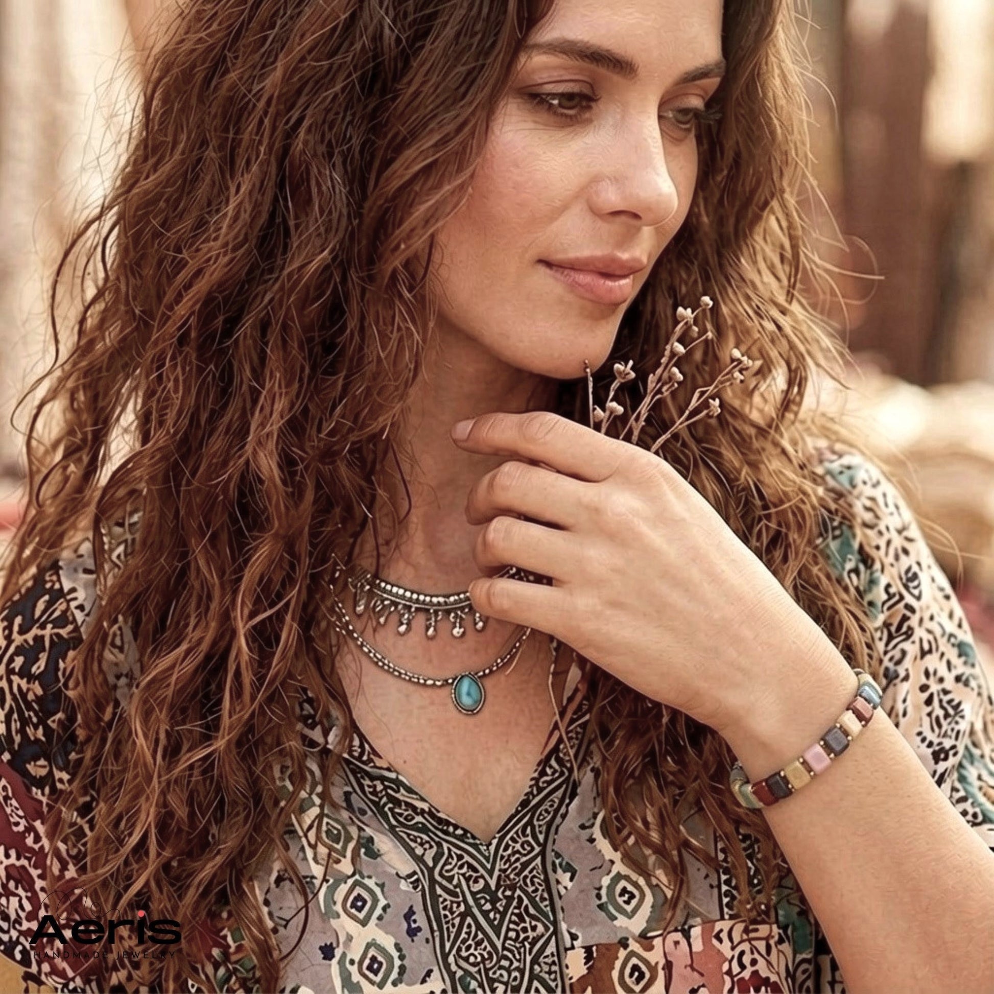 Femeie boema purtand bratara boho chic pe incheietura mainii