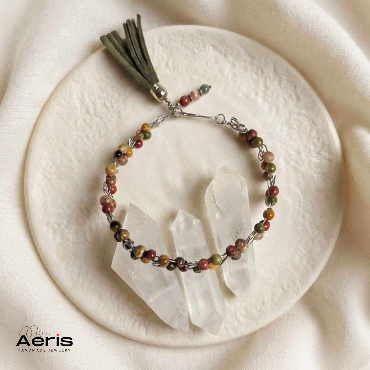Bratara handmade din jasp multicolor, prevazuta cu ciucure din imitatie de piele intoarsa