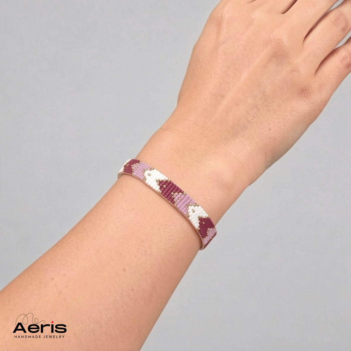 Batara cu aspect contemporan, realizata cu margele Miyuki si prezentata pe mana unui model feminin
