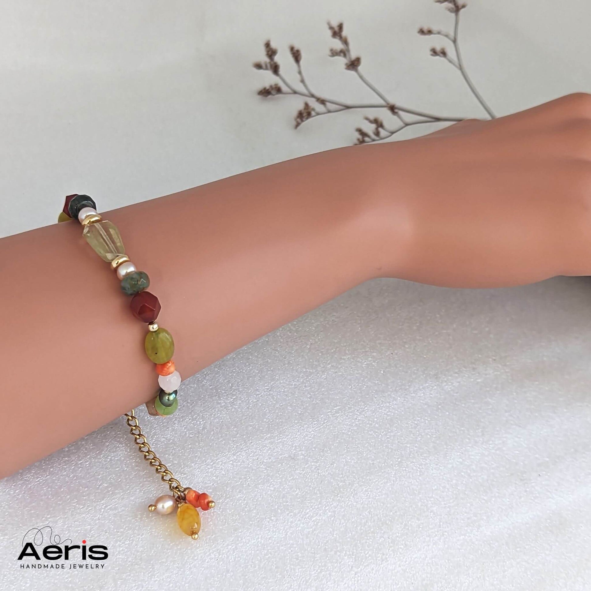 Bratara lucrata manual pe manechin