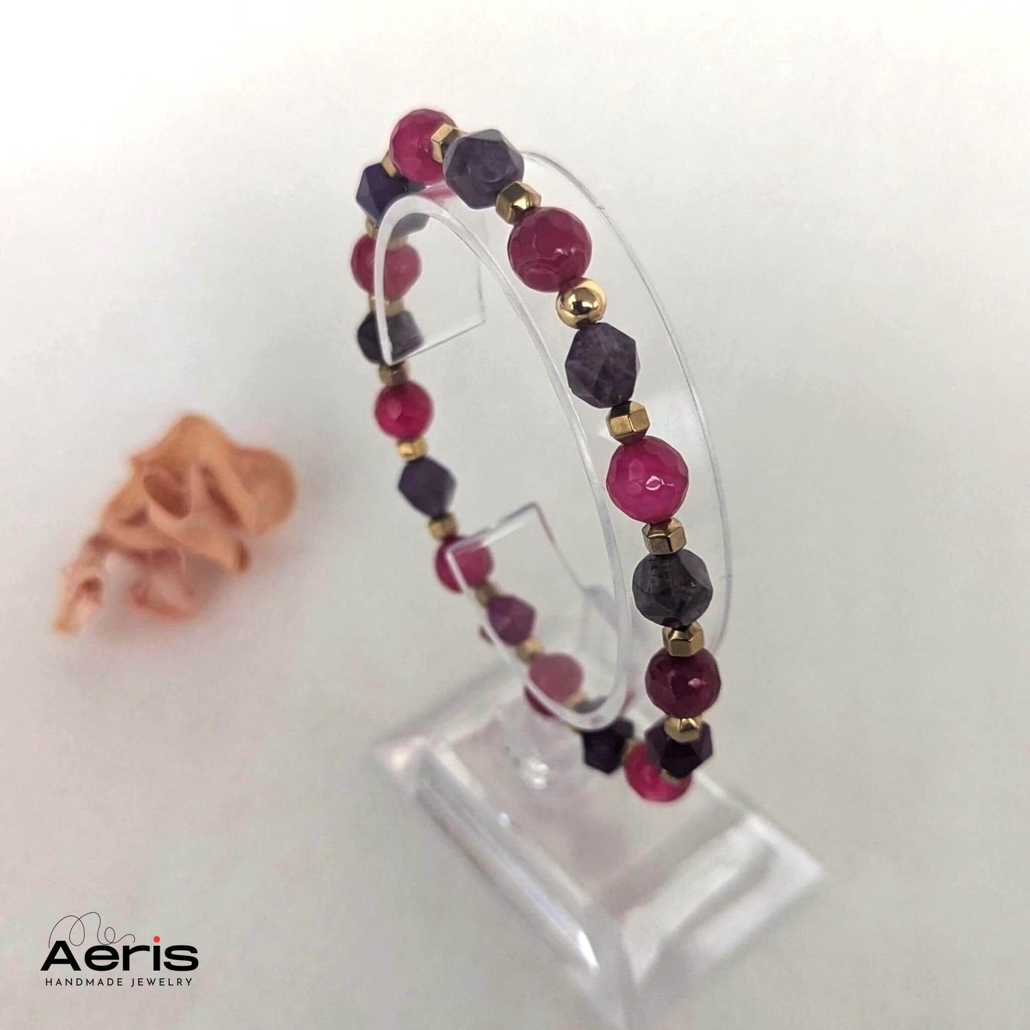Bratara handmade elastica, prezentata pe suport