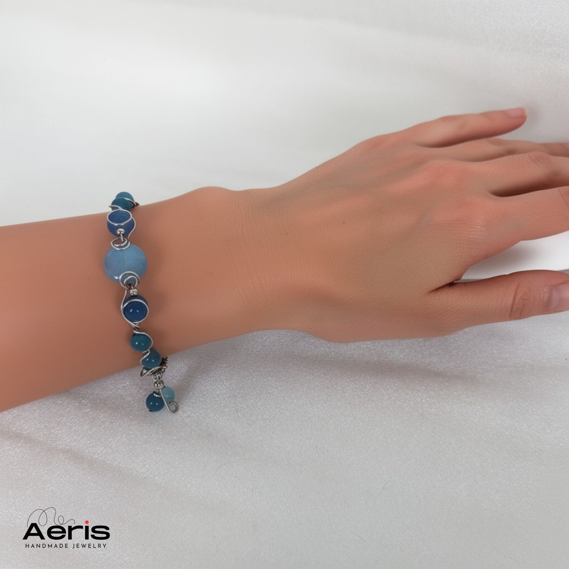 Bratara wire wrapping cu margele bleu, pe mana