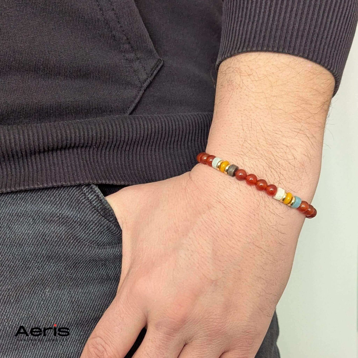 Bratara unisex cu pietre semipretioase, purtata pe mana unui model masculin