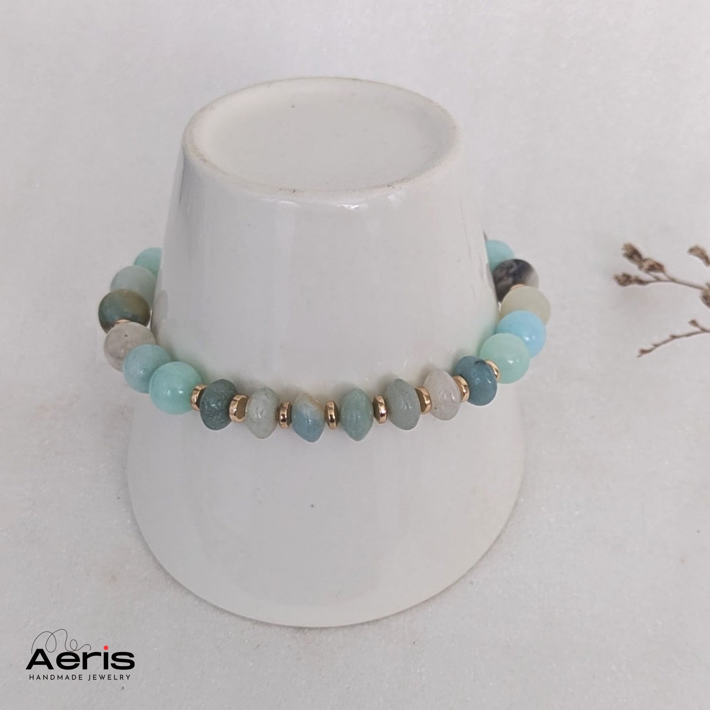 Bratara handmade cu margele semipretioase bleu si dstantiere aurii