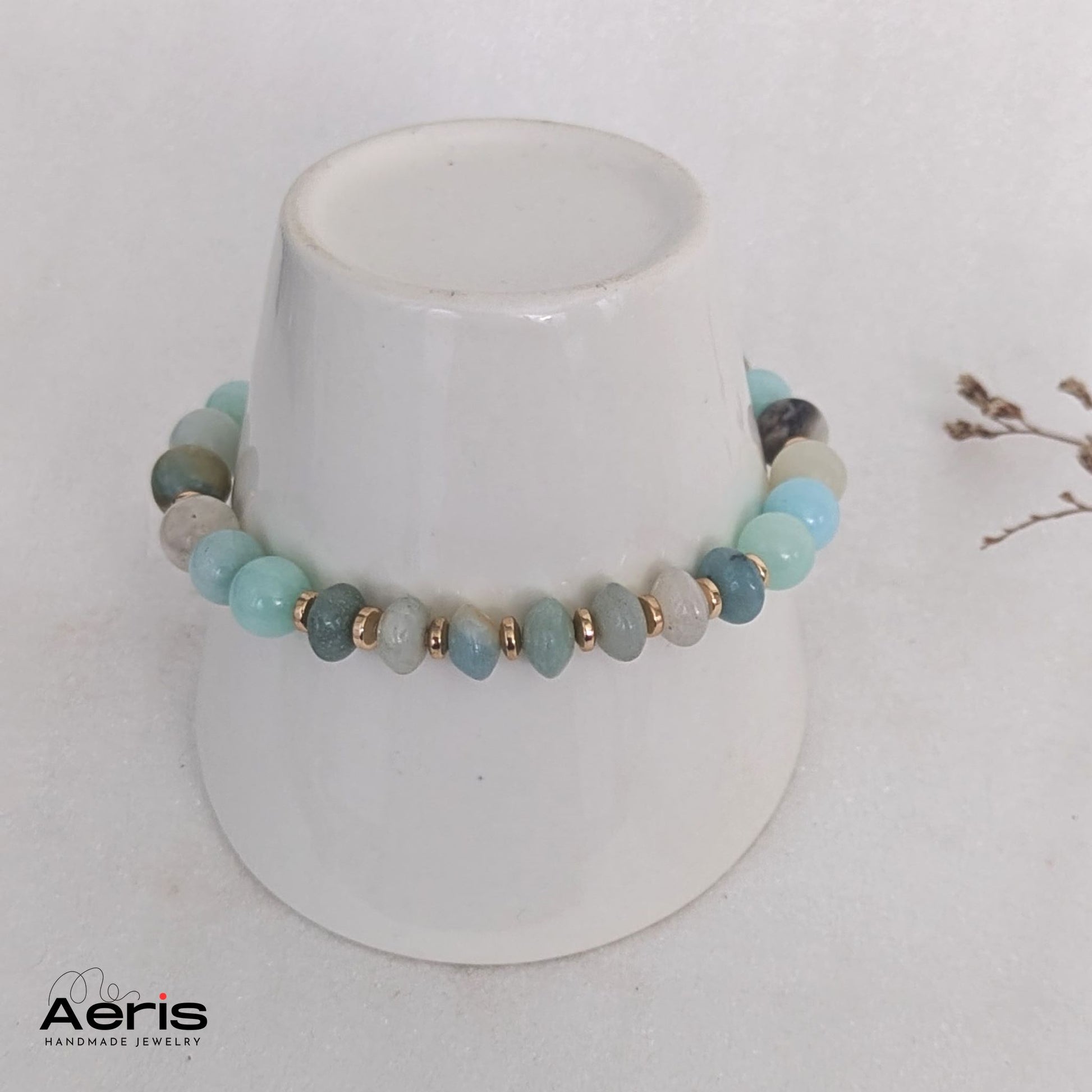 Bratara handmade cu margele semipretioase bleu si dstantiere aurii