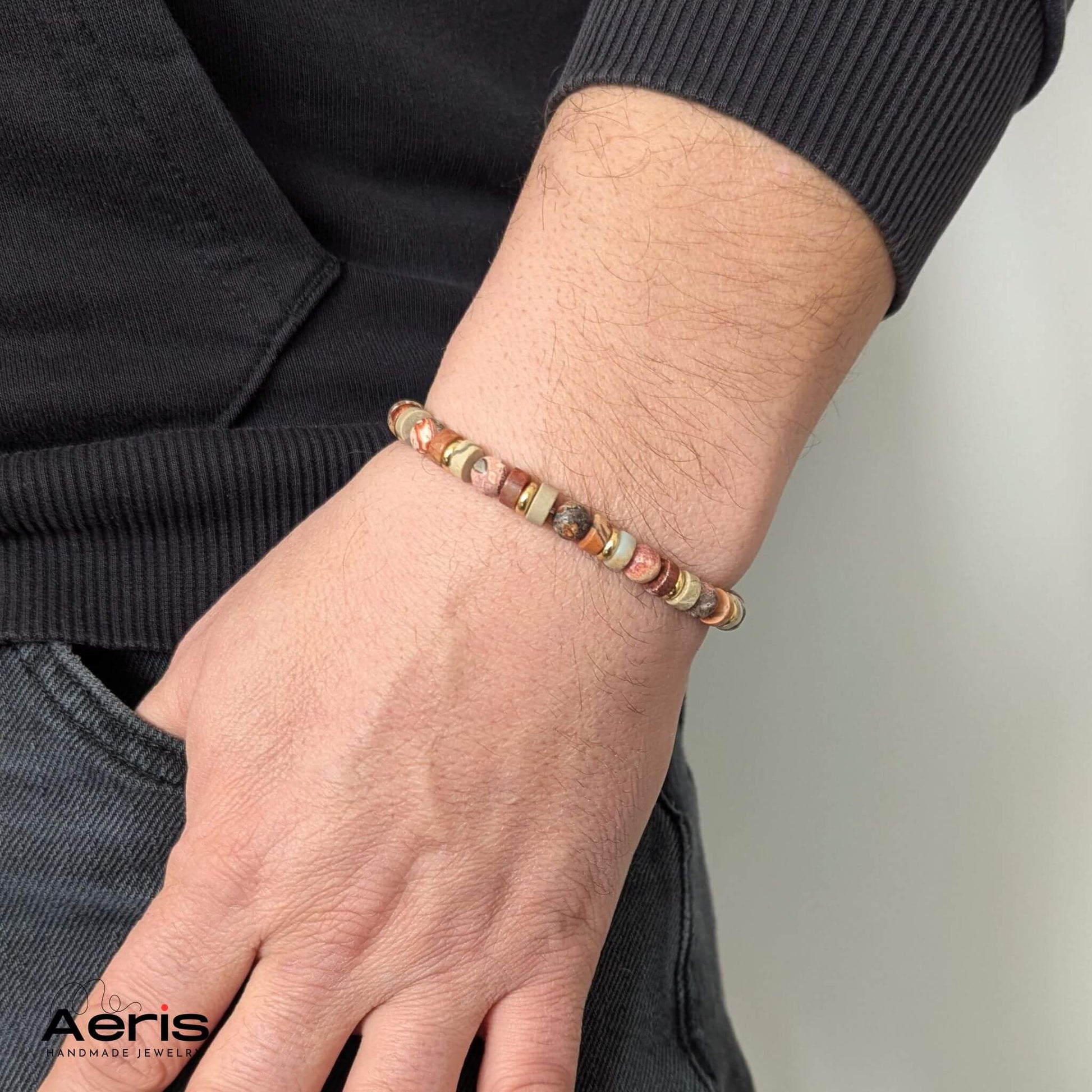 Bratara handmade unisex, purtata pe mana unui model masculin