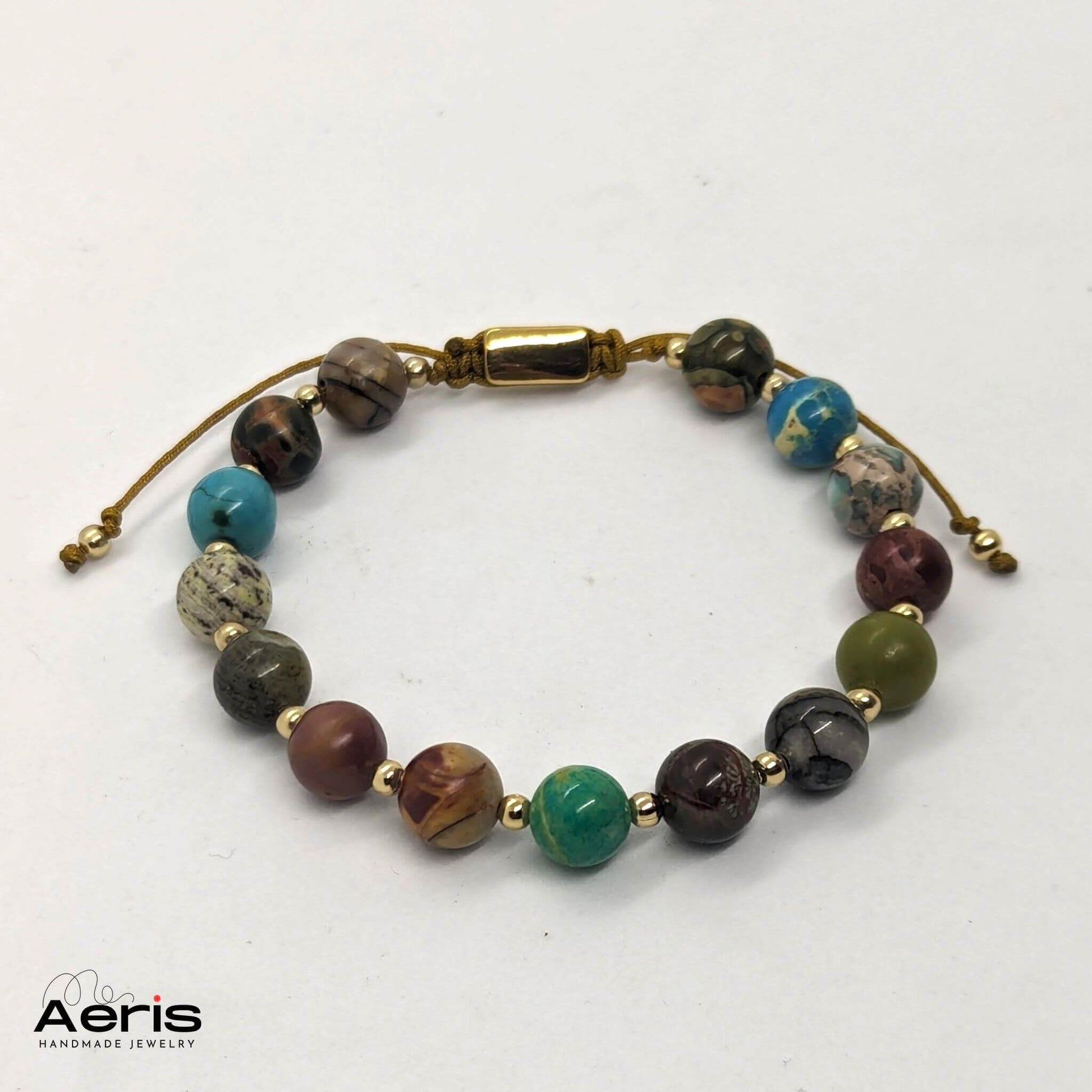Bratara handmade cu jasp si accesorii aurii