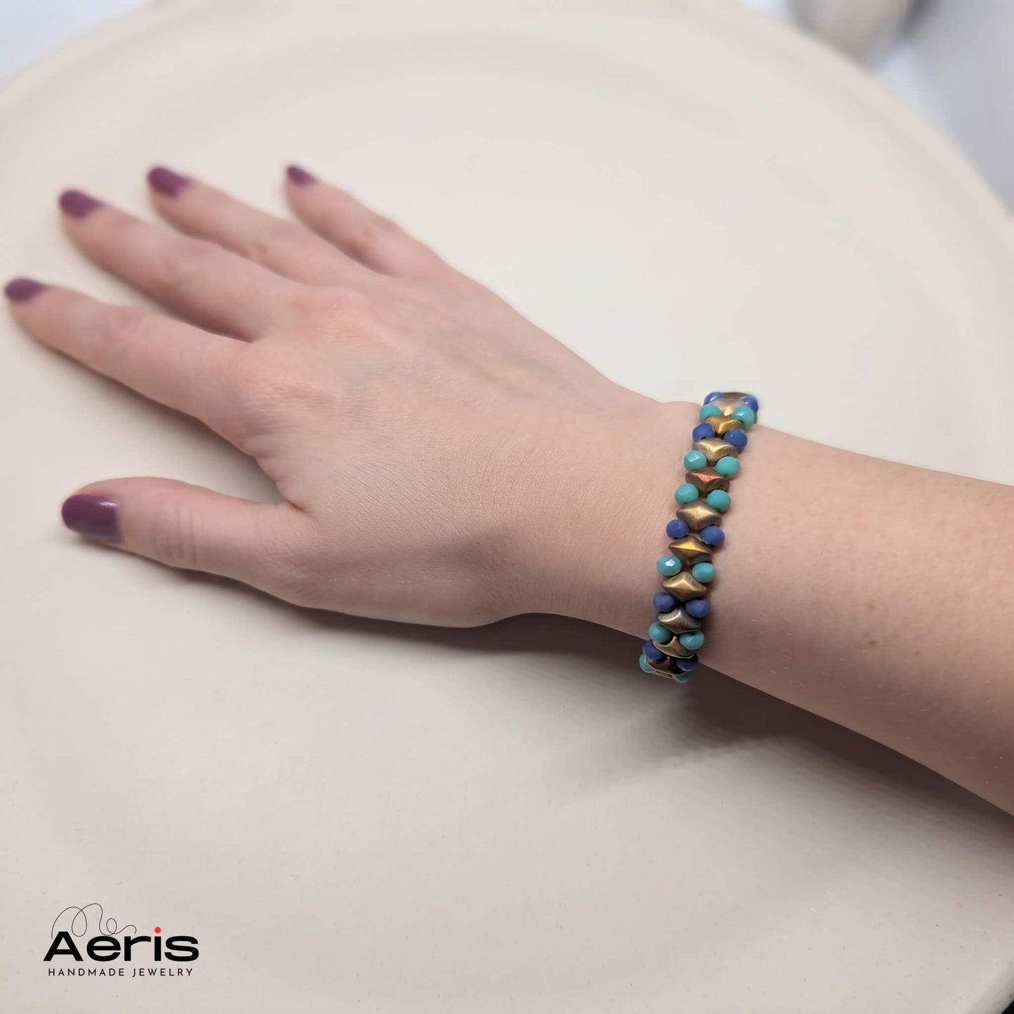 Bratara handmade cu cristale, prezentata pe mana unui model feminin