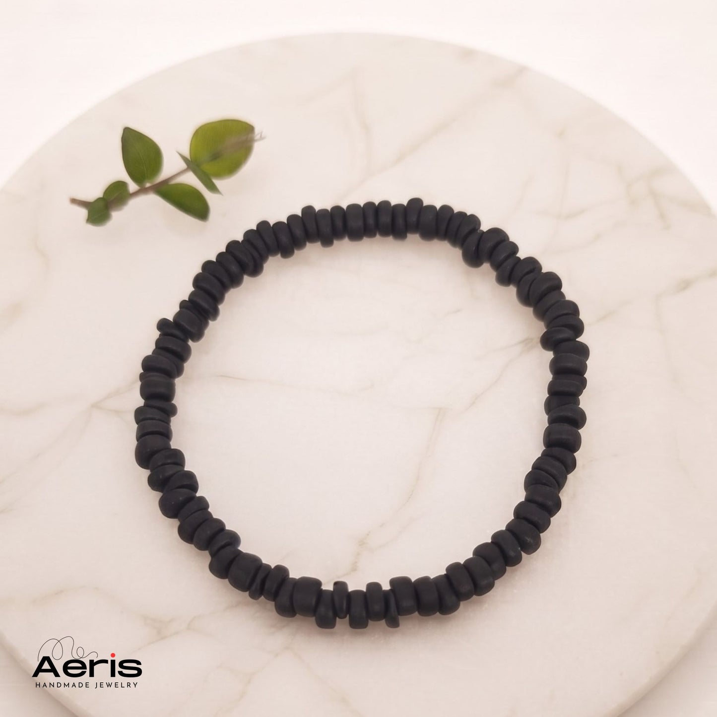 Bratara handmade elastica cu margele din cocos de forma neregulata