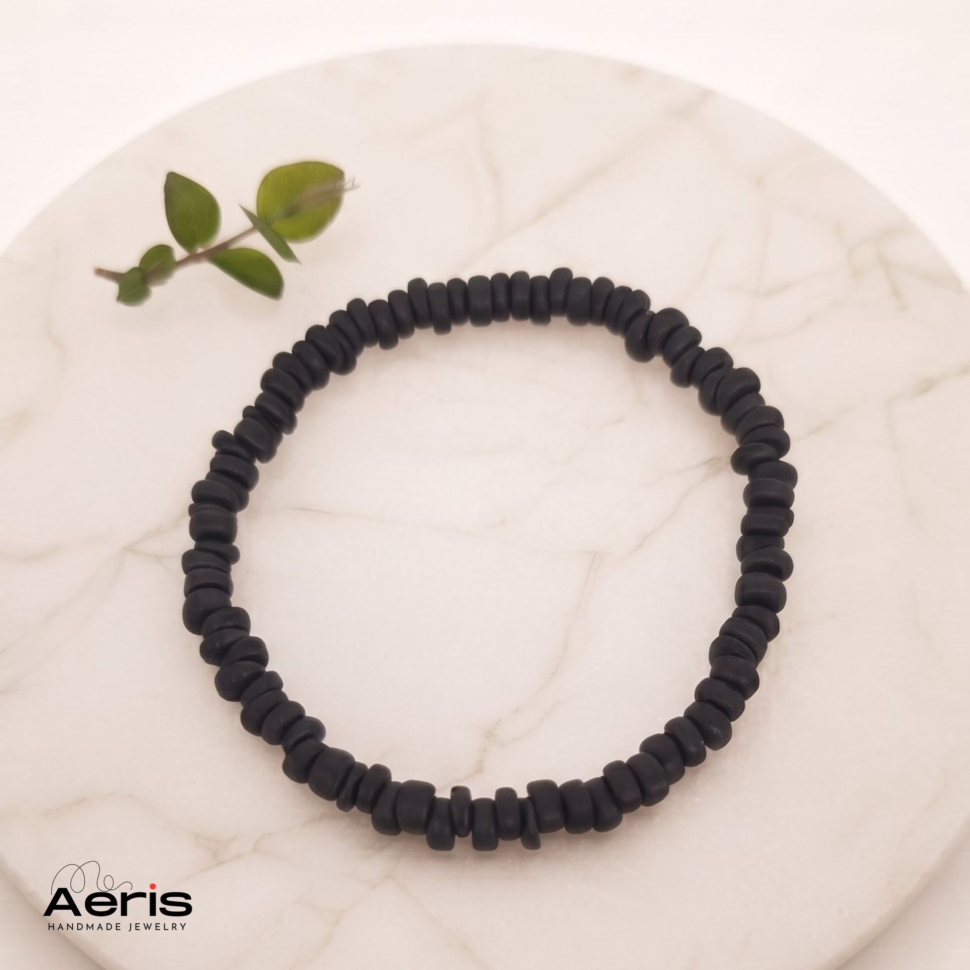 Bratara handmade elastica cu margele din cocos de forma neregulata