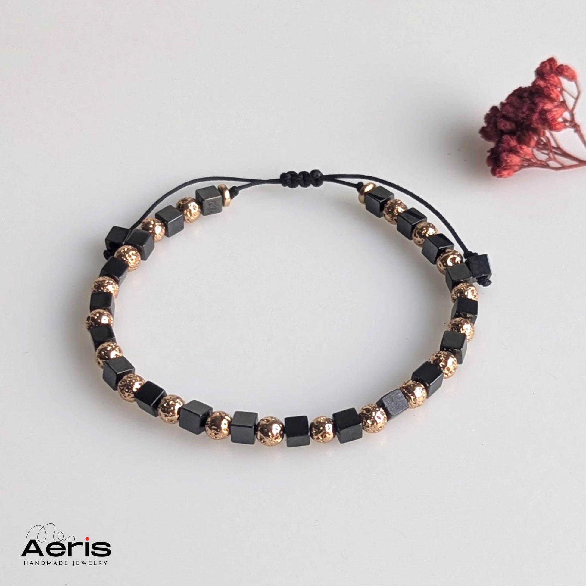 Bratara handmade pe snur, vedere de ansamblu