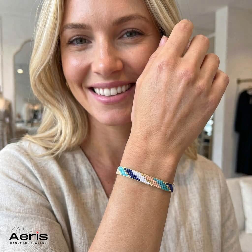 Bratara in culori vii, din margele Miyuki, cu aspect contemporan, purtata la incheietura mainii de un model feminin