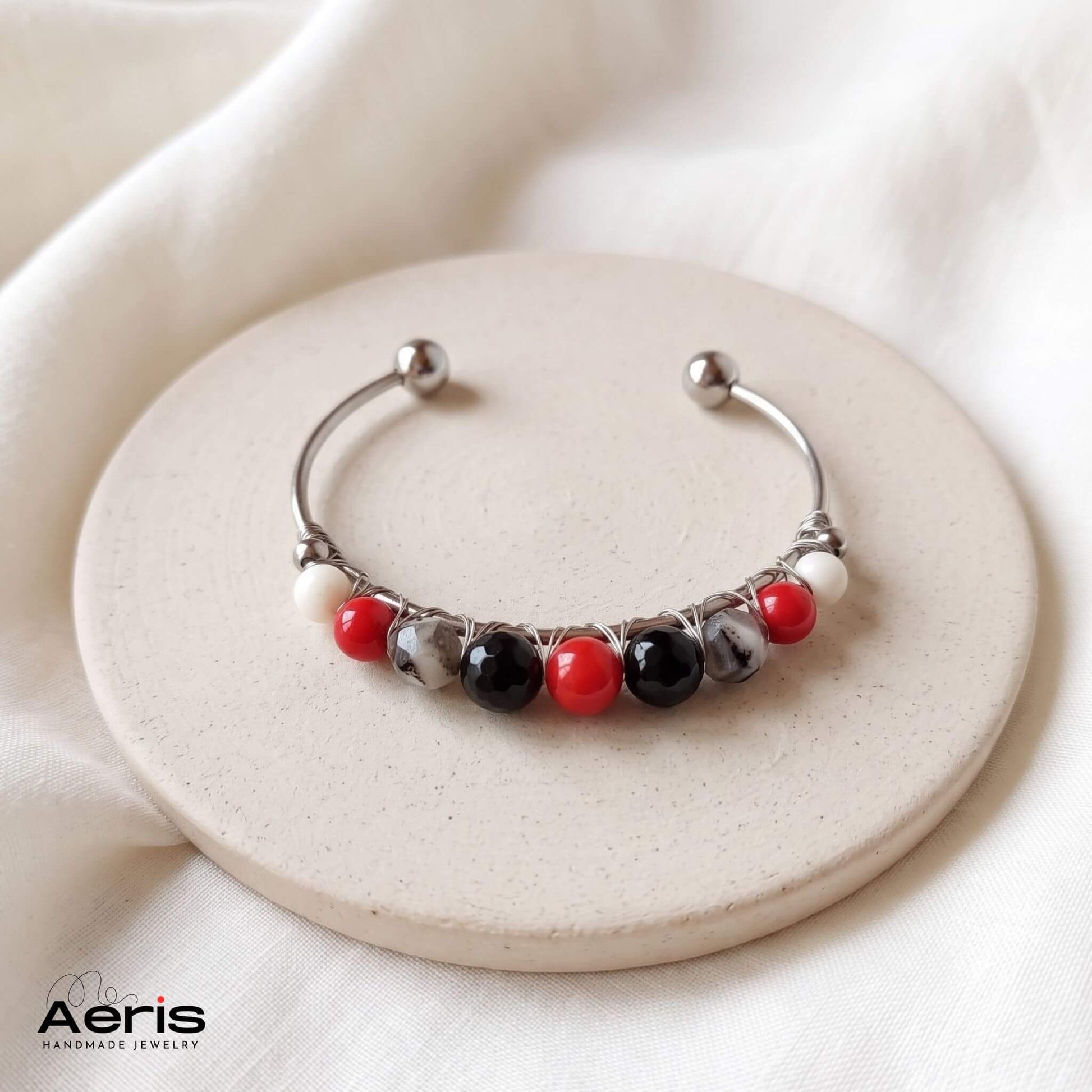 Bratara moderna handmade cu margele rosii, negre si albe