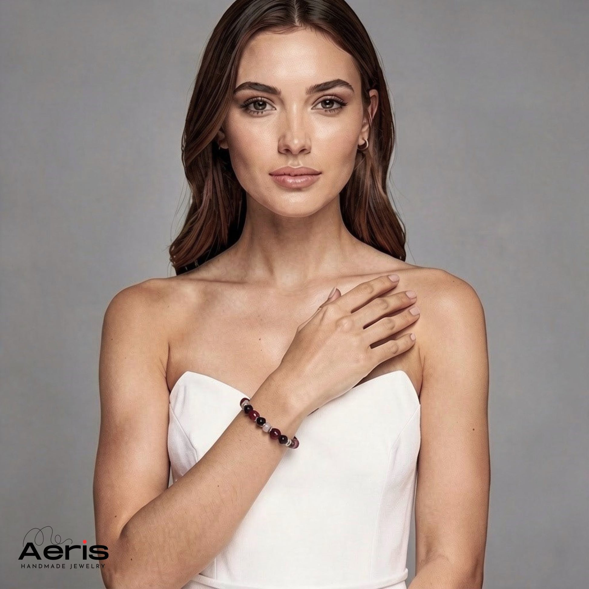Bratara cu margele mov, roz si fucsia, pe model