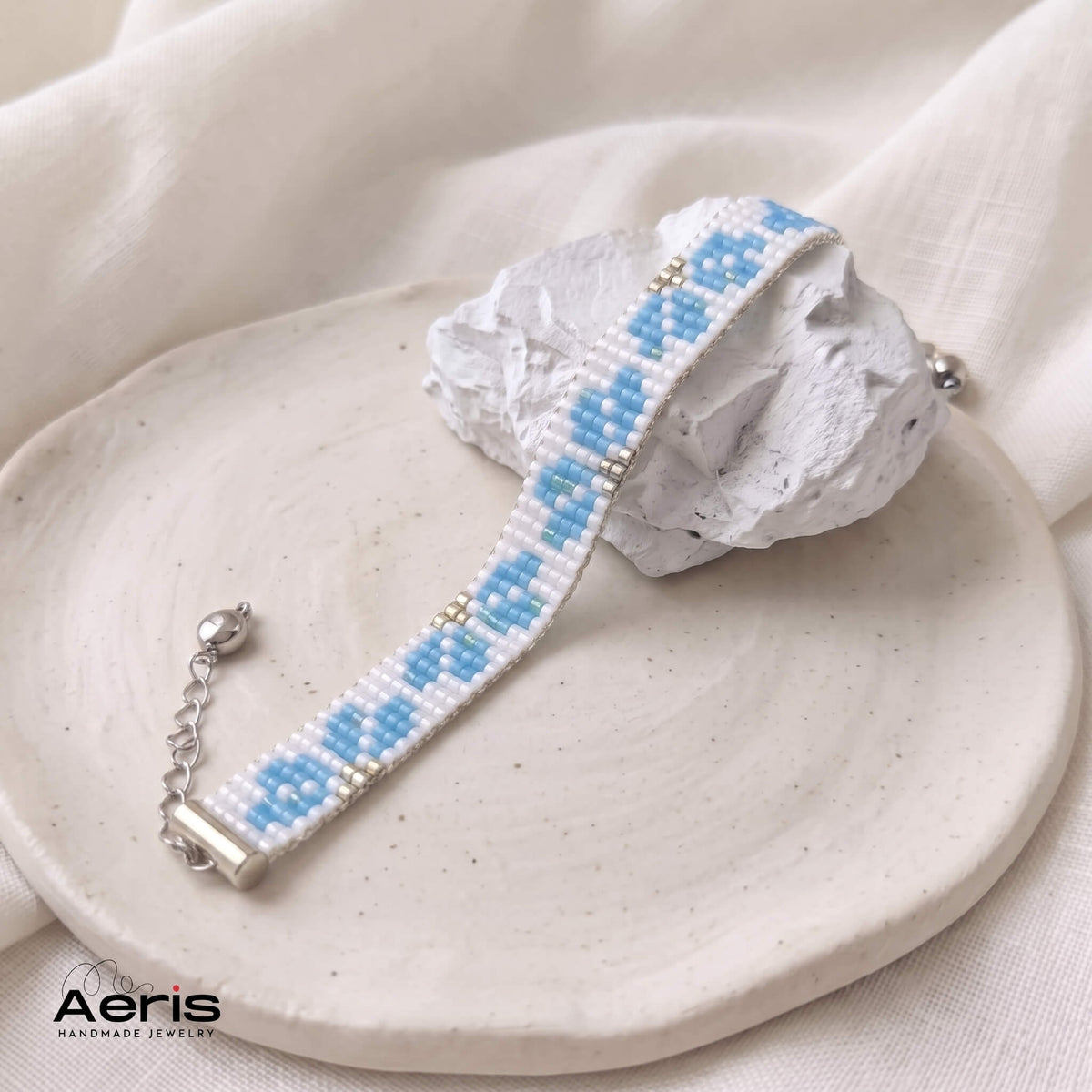 Bratara cu motive florale bleu si finisaje argintii din inox