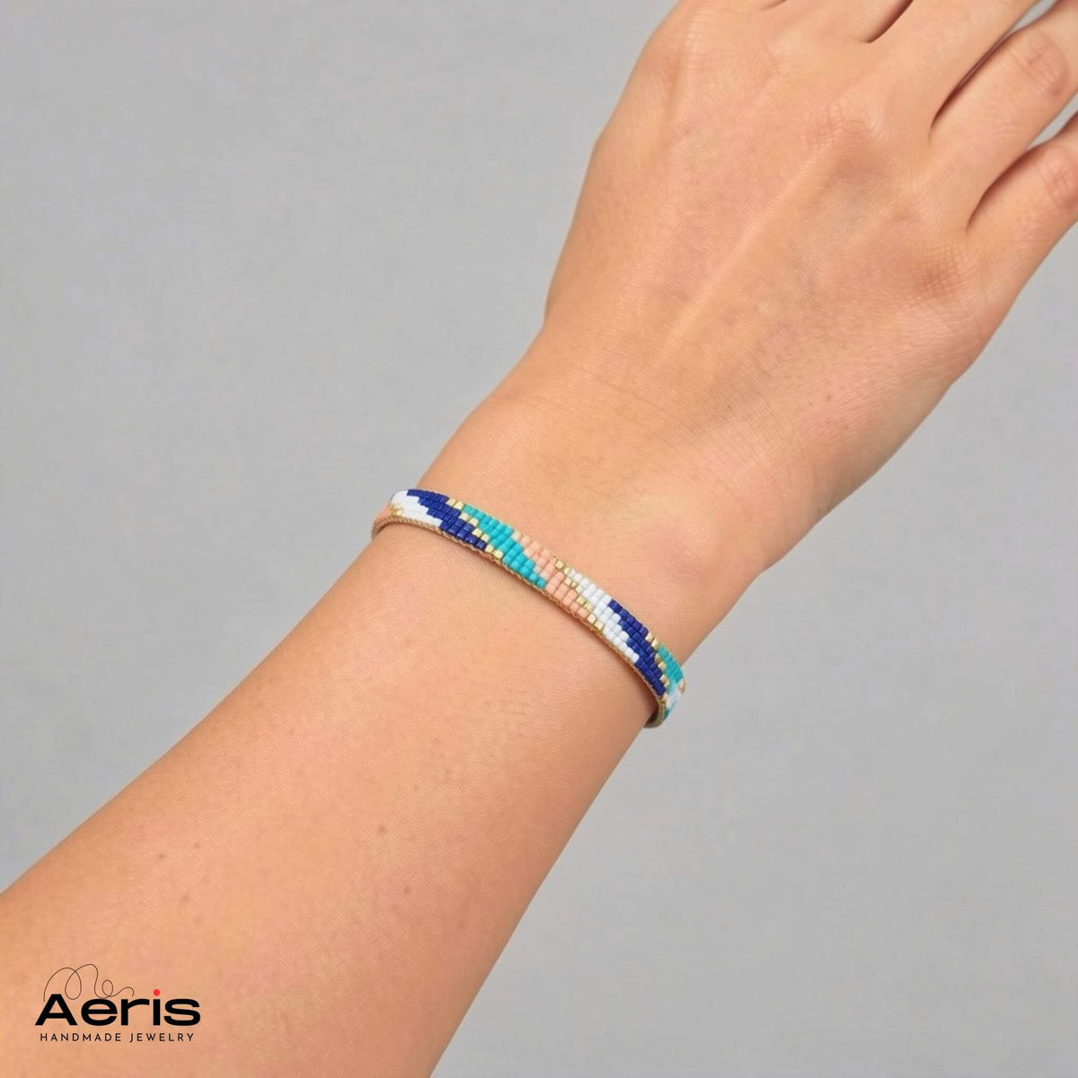 Bratara cu design abstract contemporan, prezentata pe mana unui model feminin