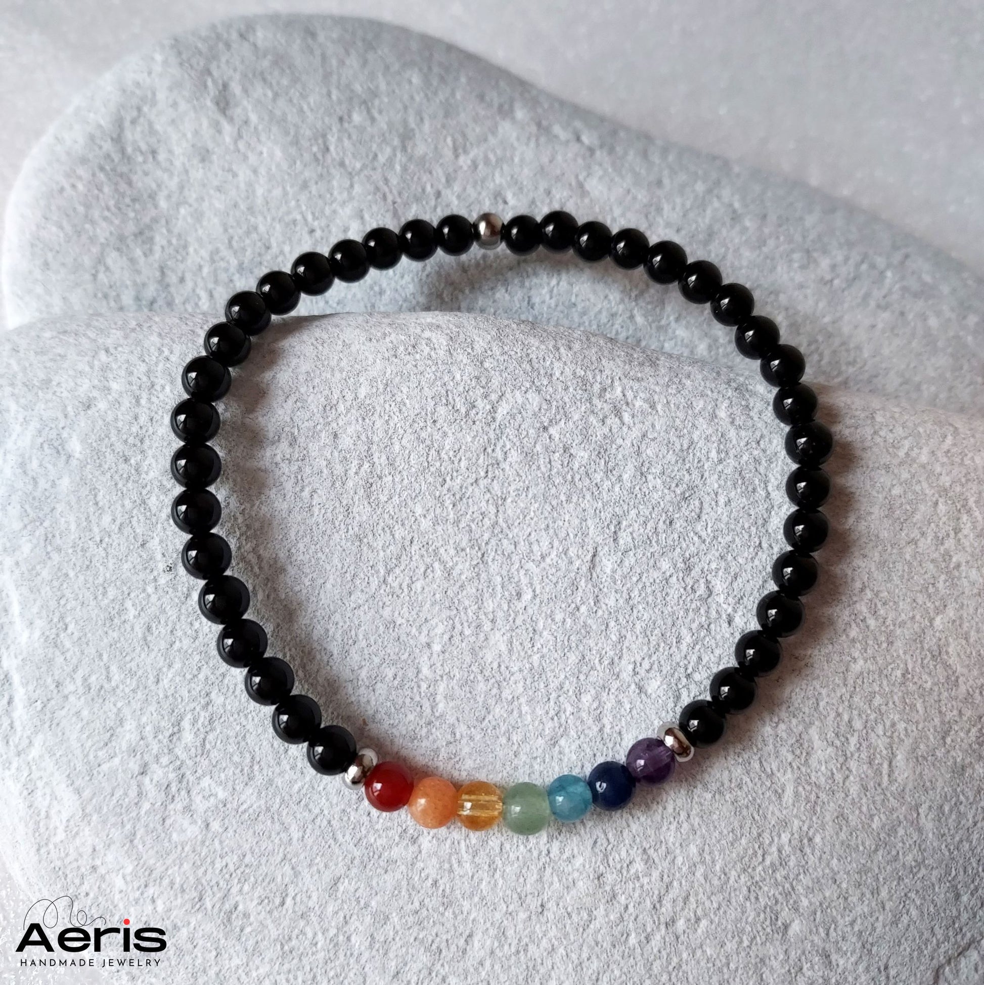 Bratara fina cu onix si margele colorate ce corespund celor 7 chakre
