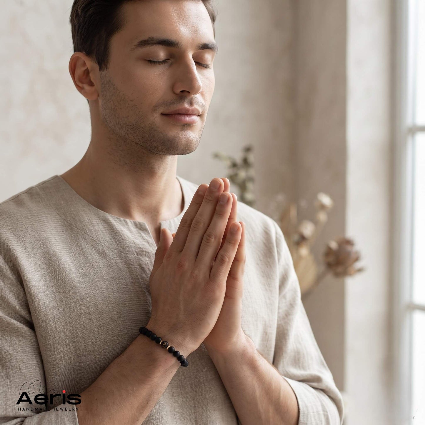 Barbat in meditatie, purtand pe incheietura mainii bratara cu mantra