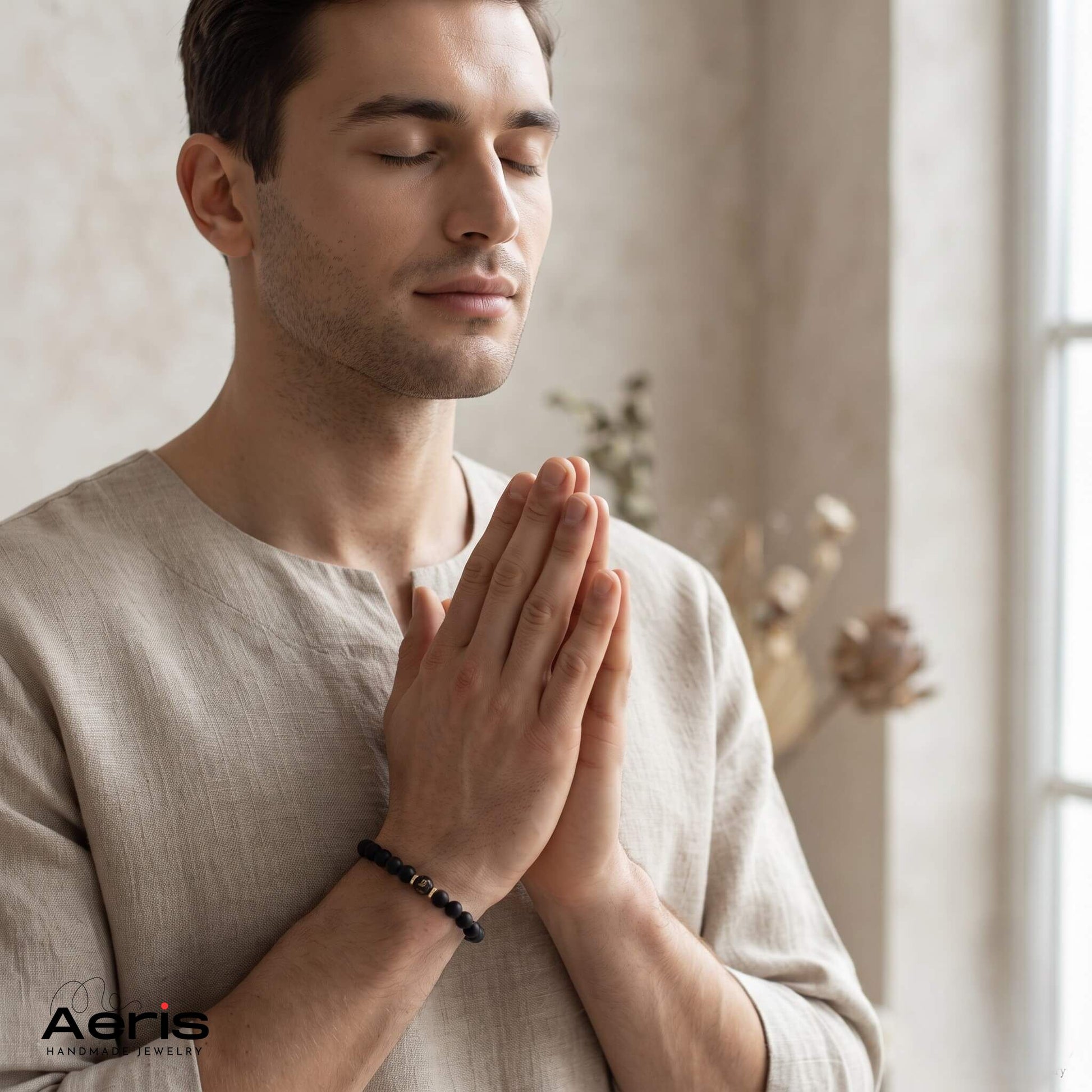 Barbat in meditatie, purtand pe incheietura mainii bratara cu mantra