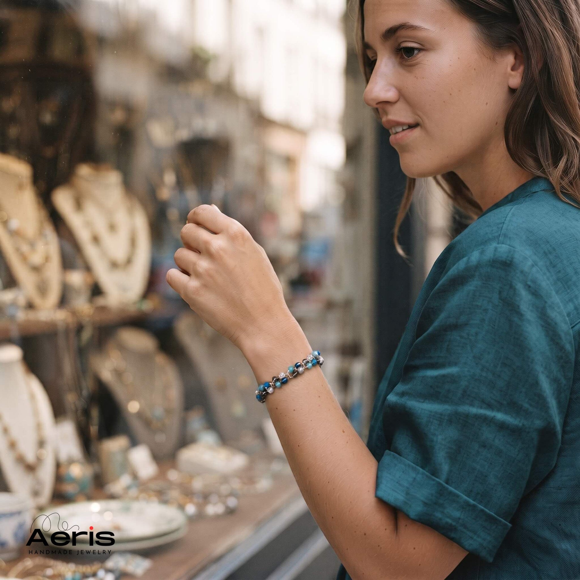 Tanara privind intr-o vitrina cu bjuterii si purtand bratara handmade cu cristale colorate