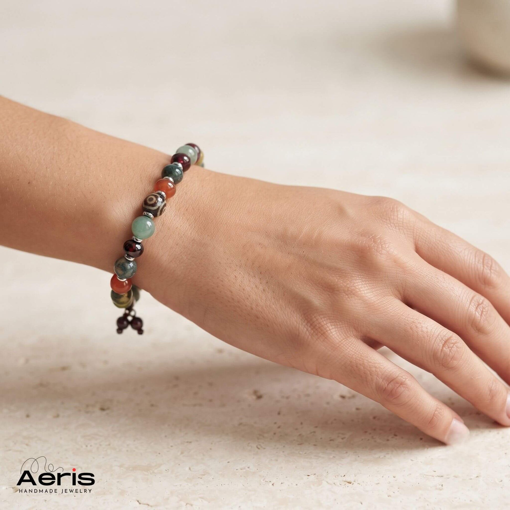 Bratara cu agate colorate si charm, purtata pe mana