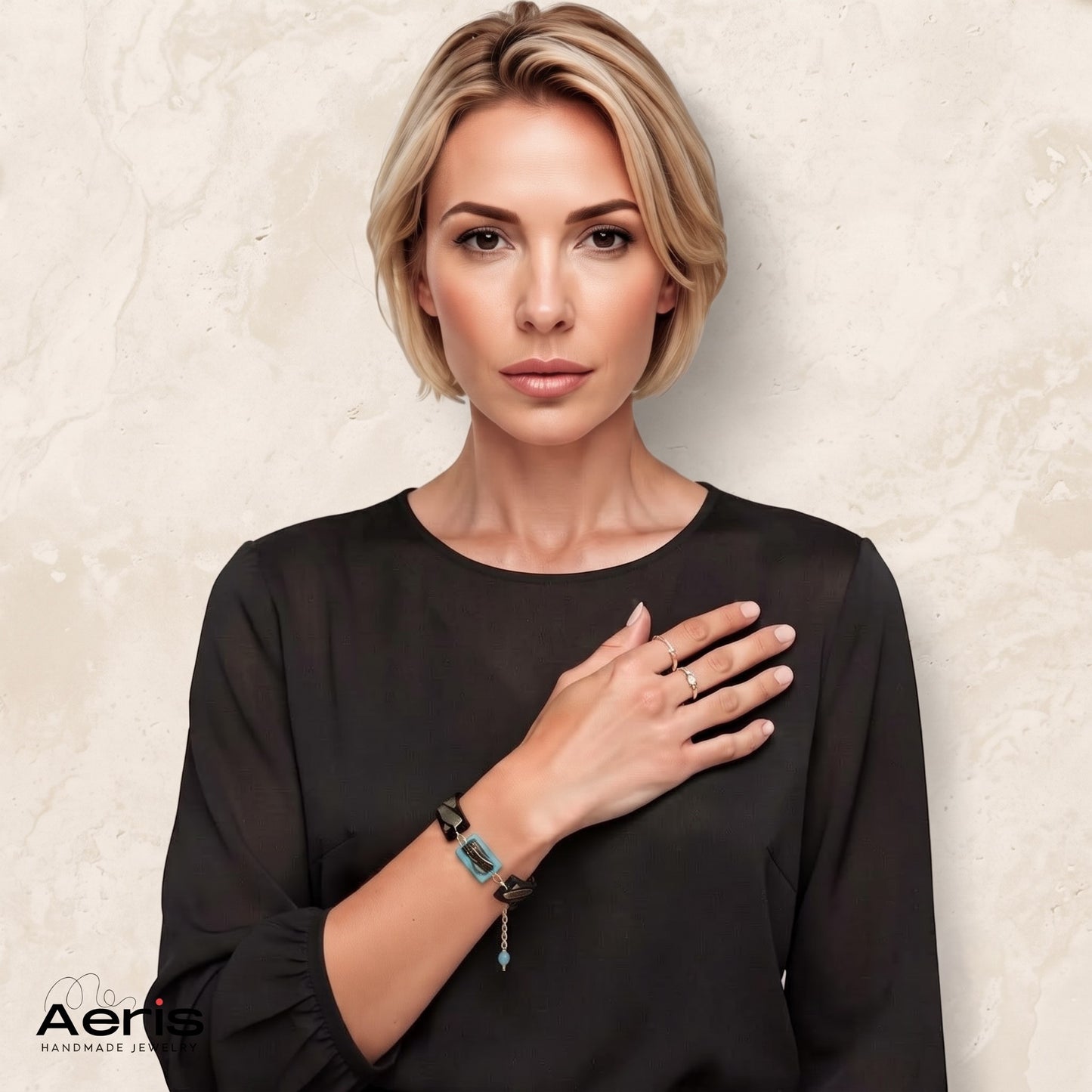 Bratara statement din lut polimeric, pe model elegant imbracat in rochie neagra