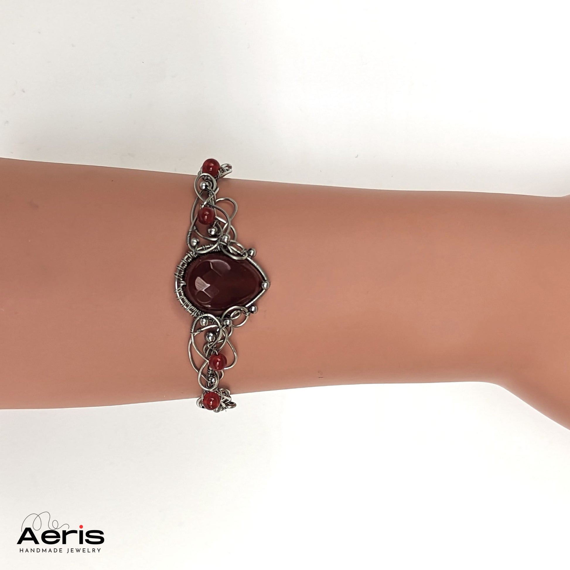 Bratara wire wrapping cu carneol pe mana
