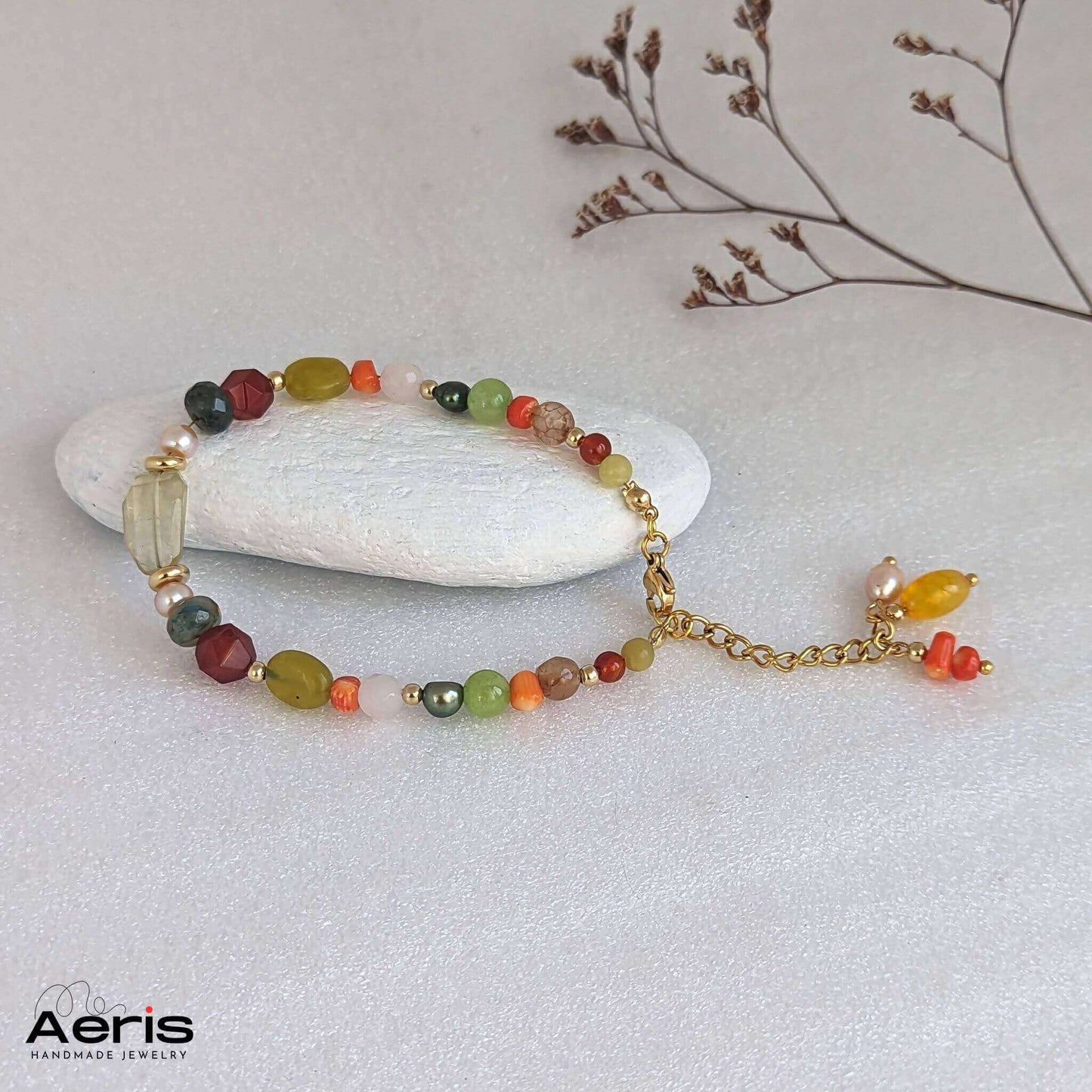 Bratara lucrata manual cu pietre naurale diverse