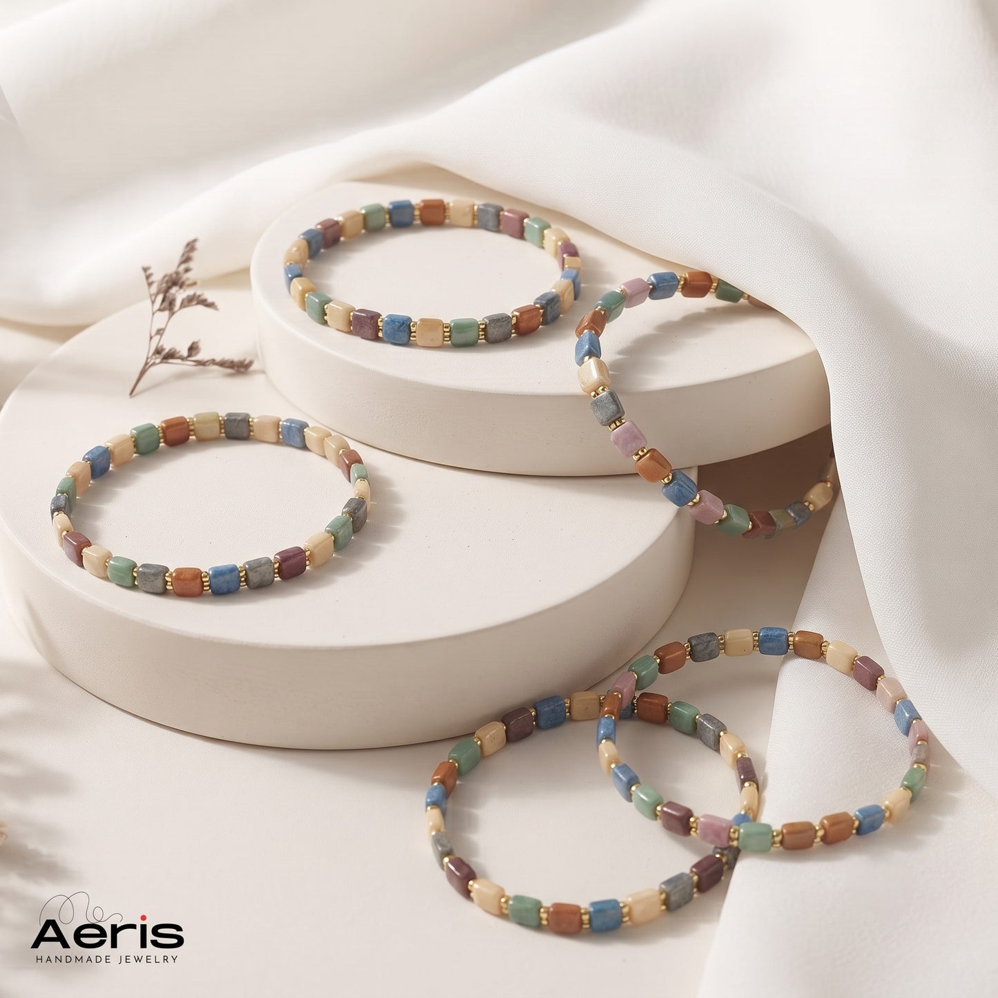 Bratari pe elastic multicolore cu margele patrate cehesti, pe display