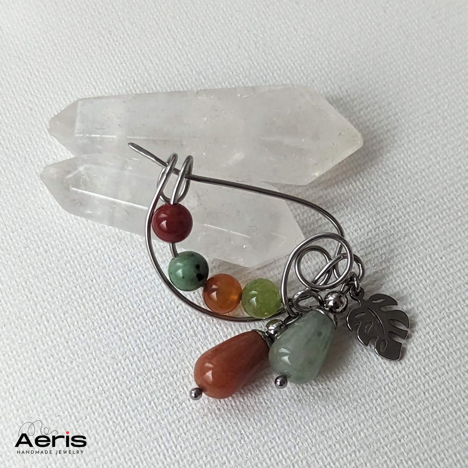 Brosa handmade cu margele din pietre naturale