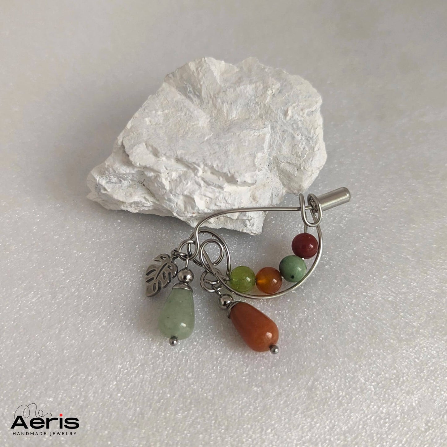 Brosa handmade cu margele din pietre semipretioase