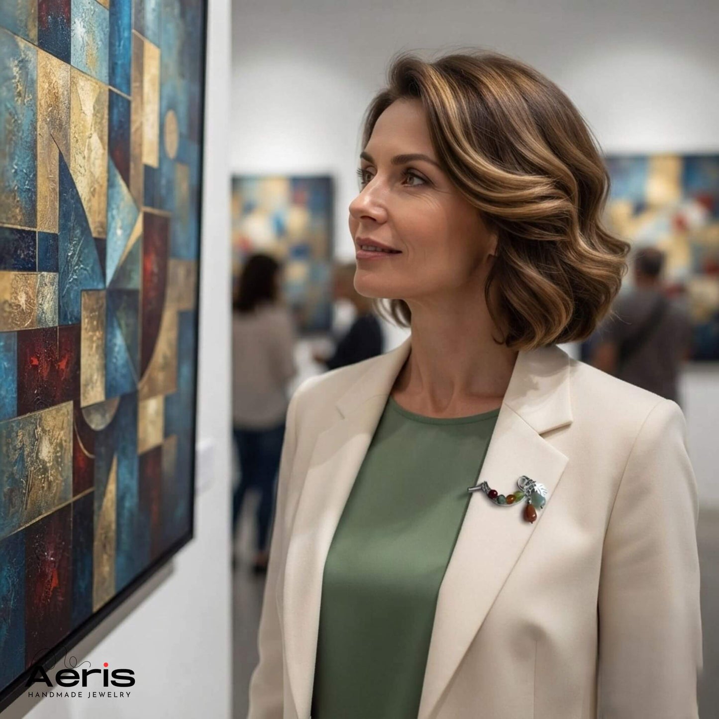 Femeie intr-o galerie de arta contemporana, avand atasata la reverul jachetei brosa multicolora cu pietre semipretioase