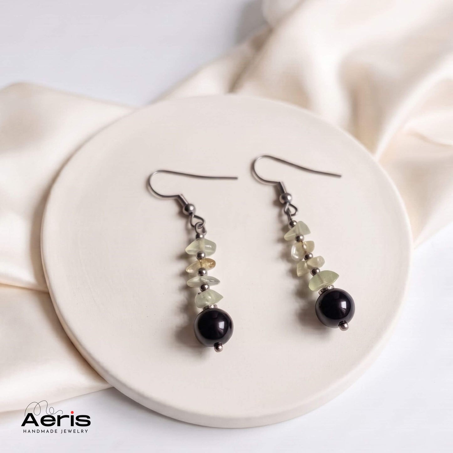 Cercei handmade cu carlig din inox, margele din onix negru si chipsuri din prehnit