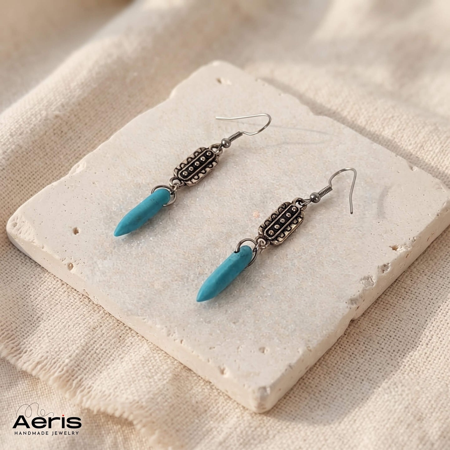 Cercei lungi cu carlig din inox, accesorii decorative antichizate cu aspect vintage si magele spike din turcoaz reconstruit