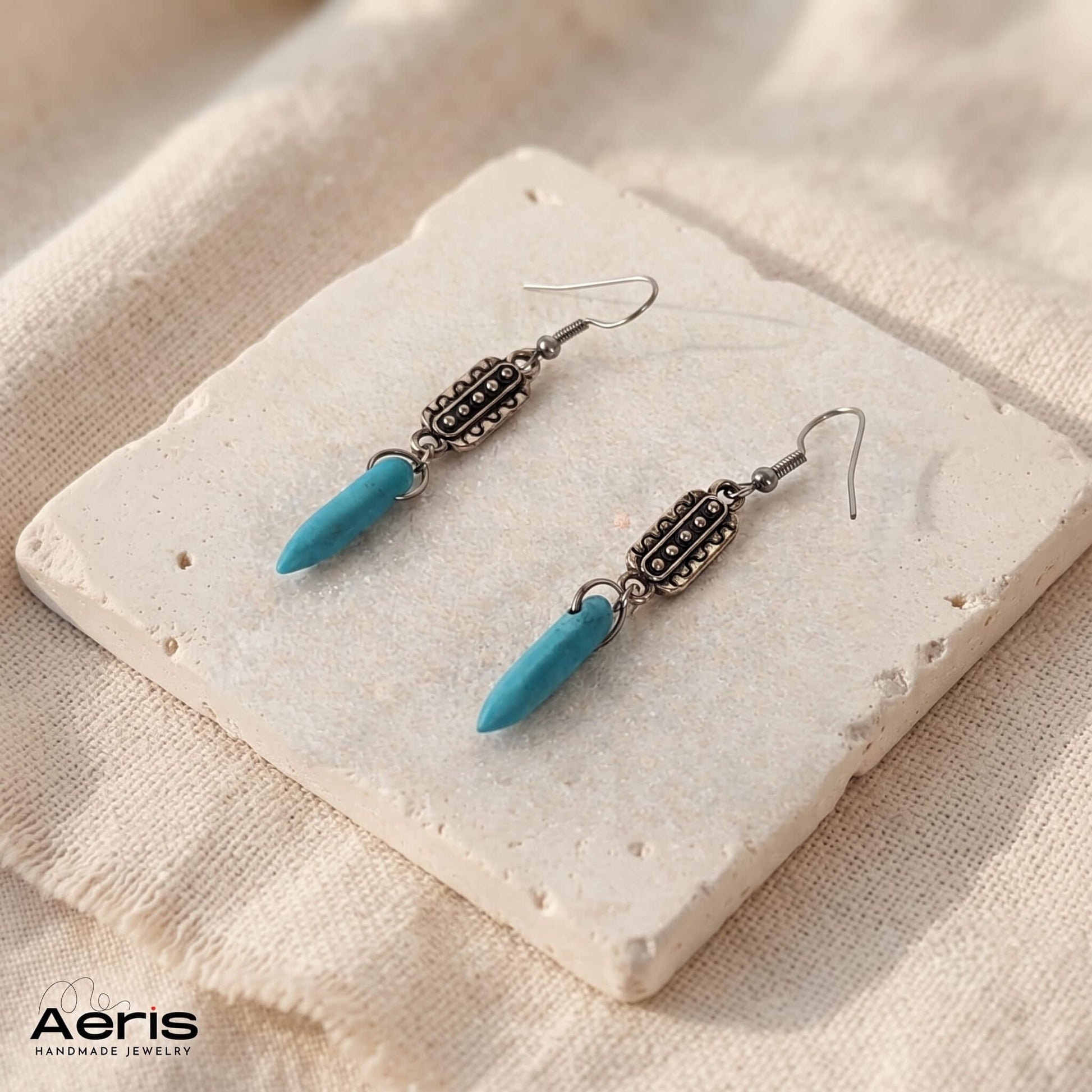Cercei lungi cu carlig din inox, accesorii decorative antichizate cu aspect vintage si magele spike din turcoaz reconstruit