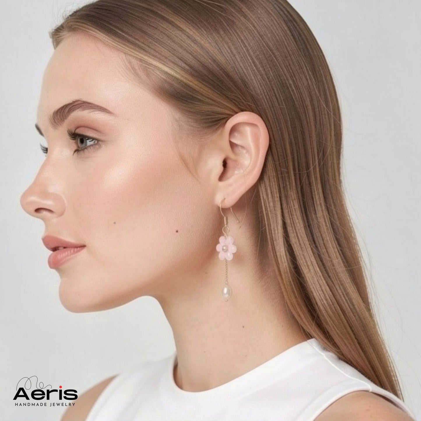 Cercei eleganti cu floricica din cristale si perle, prezentati pe model