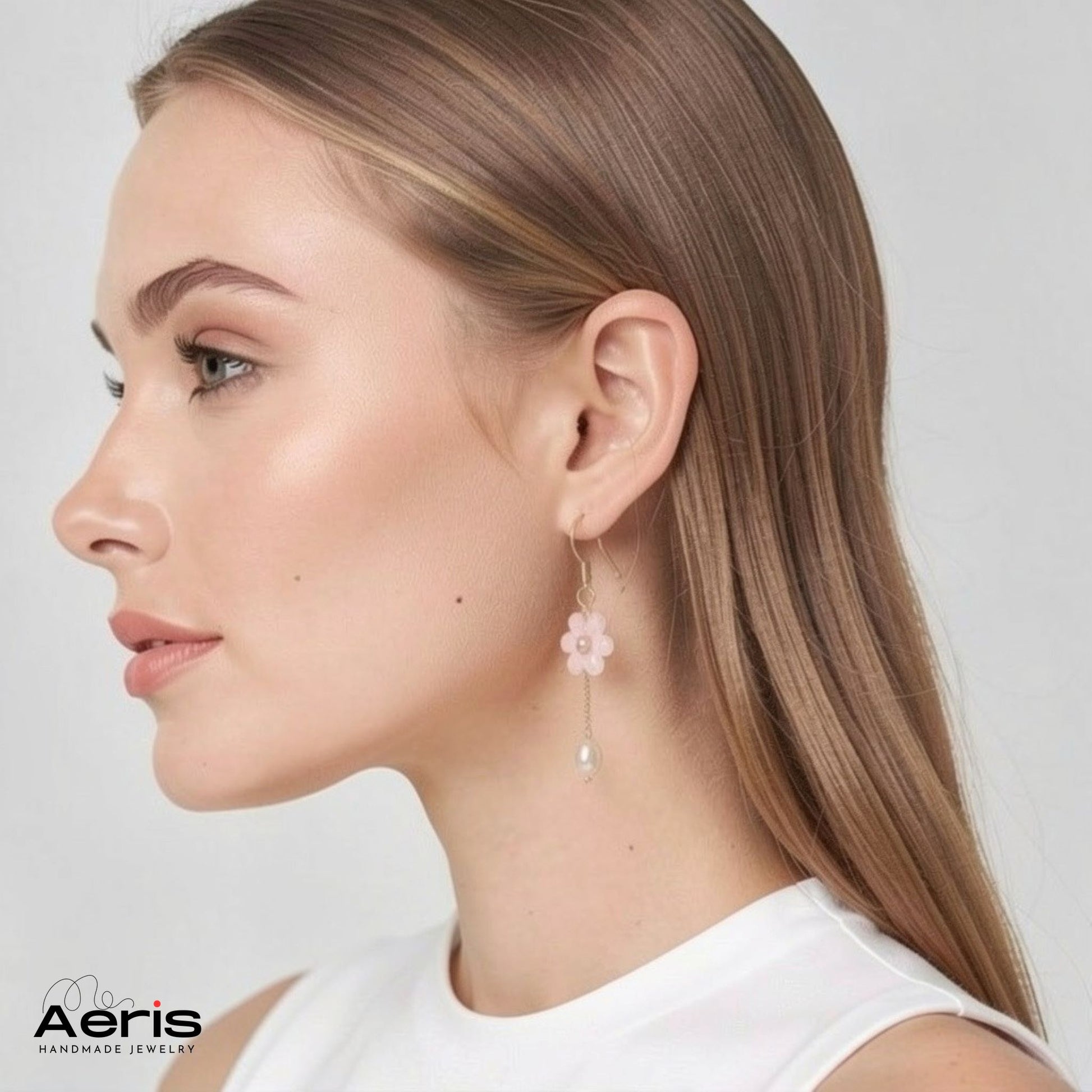 Cercei eleganti cu floricica din cristale si perle, prezentati pe model