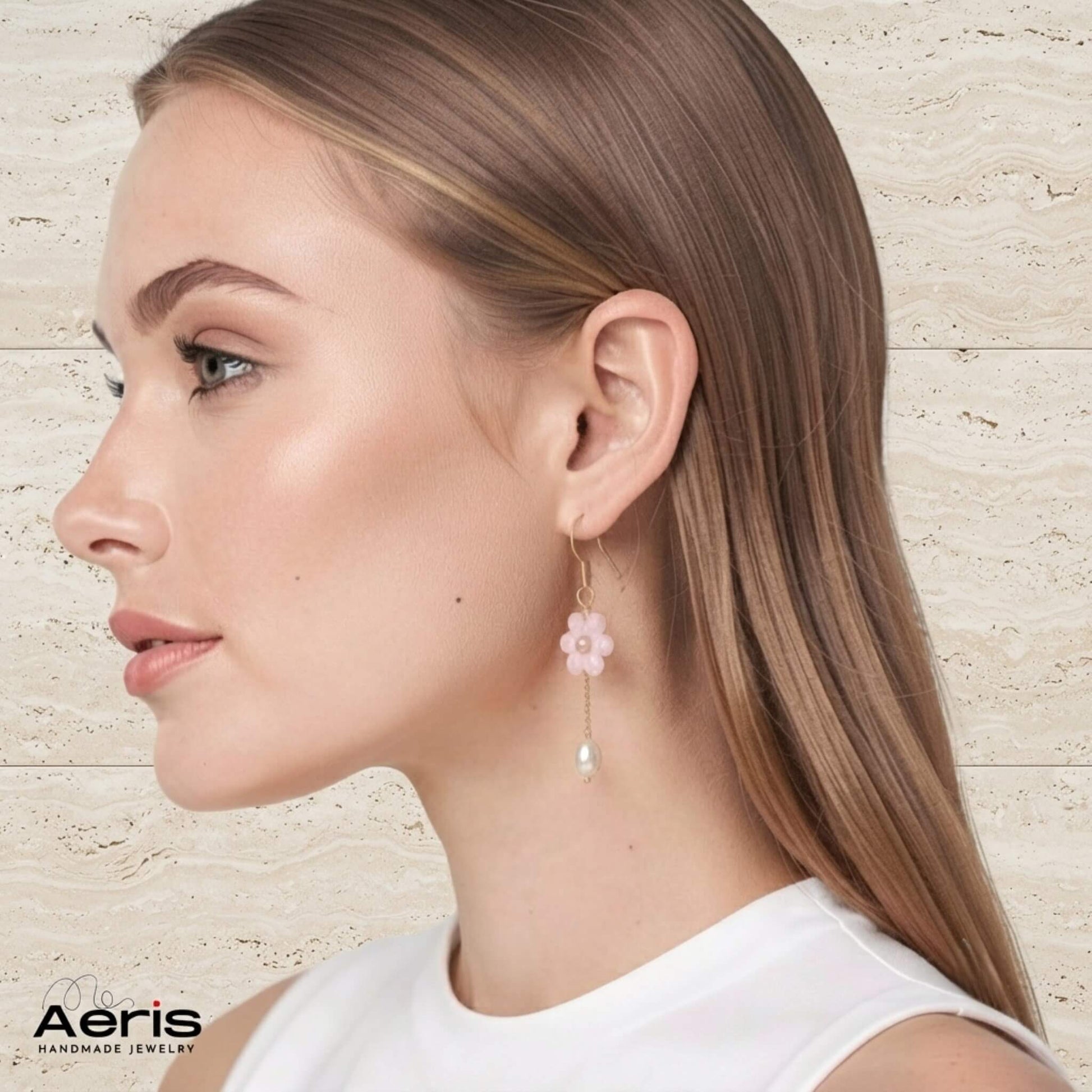 Cercei eleganti cu floricica din cristale si perle, prezentati pe model