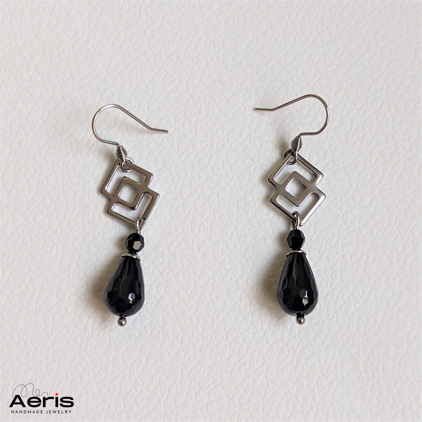 Cercei cu forme geometrice si margele negre picatura fatetata