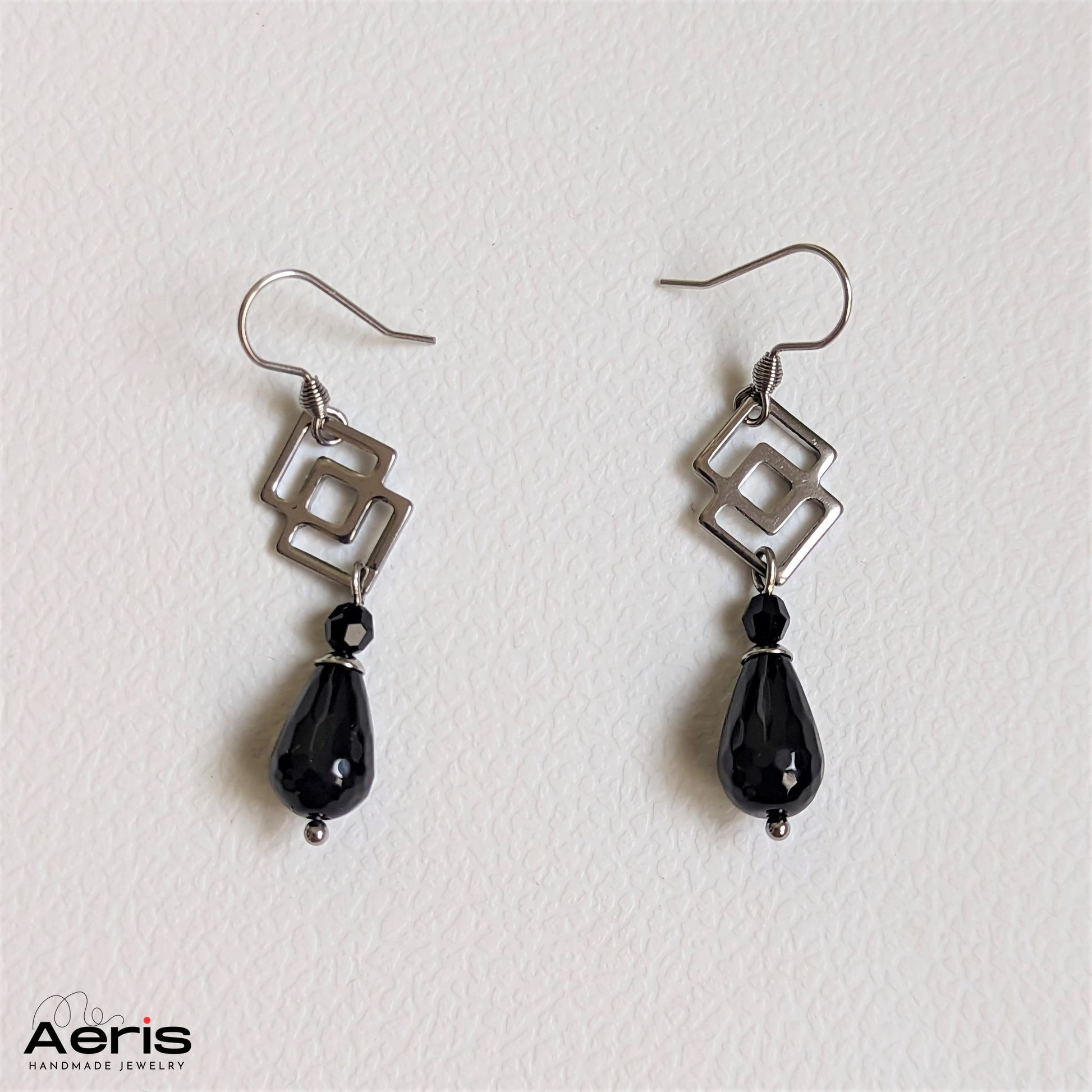 Cercei cu forme geometrice si margele negre picatura fatetata