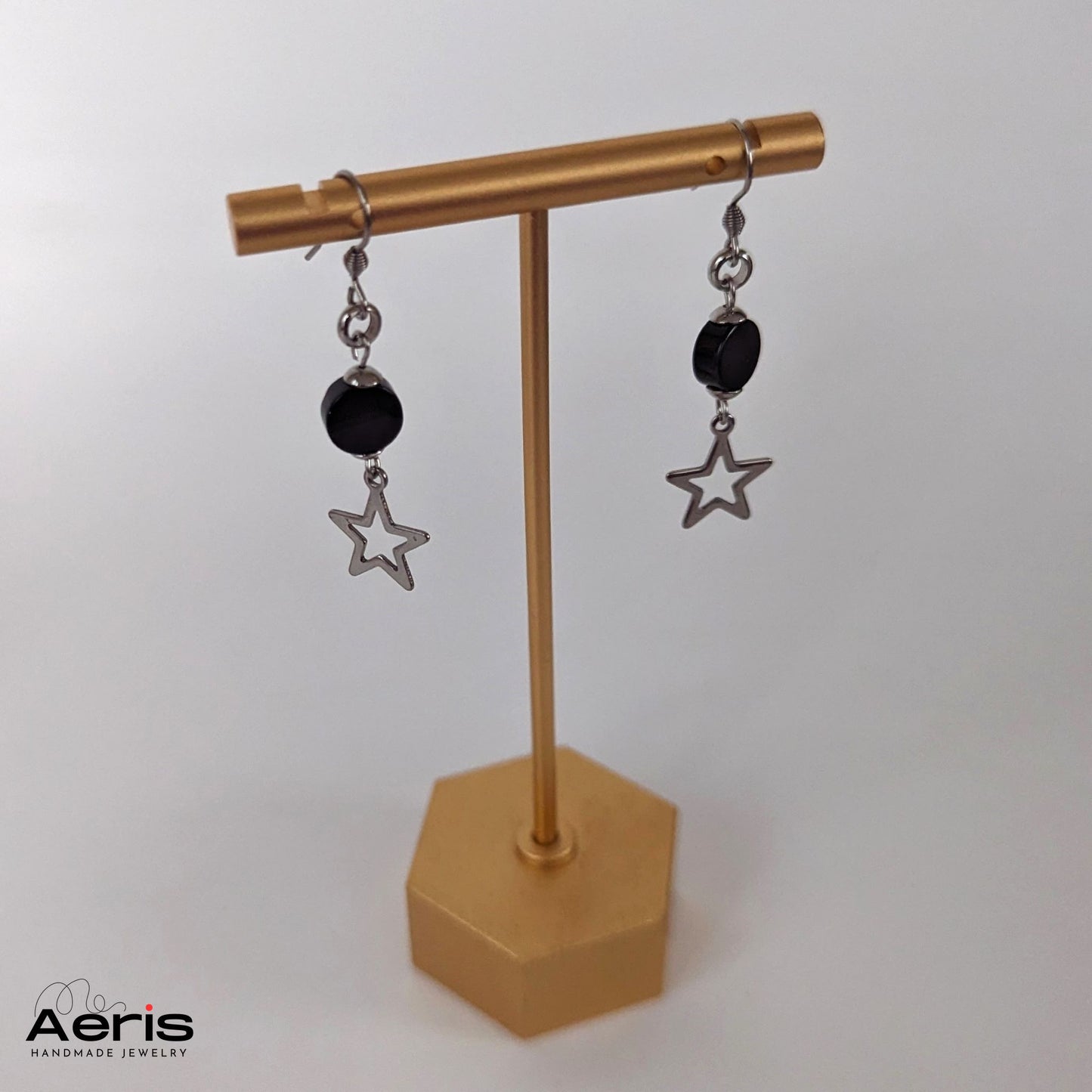 Cercei handmade cu carlig, margele din onix si charm in forma de steluta argintie