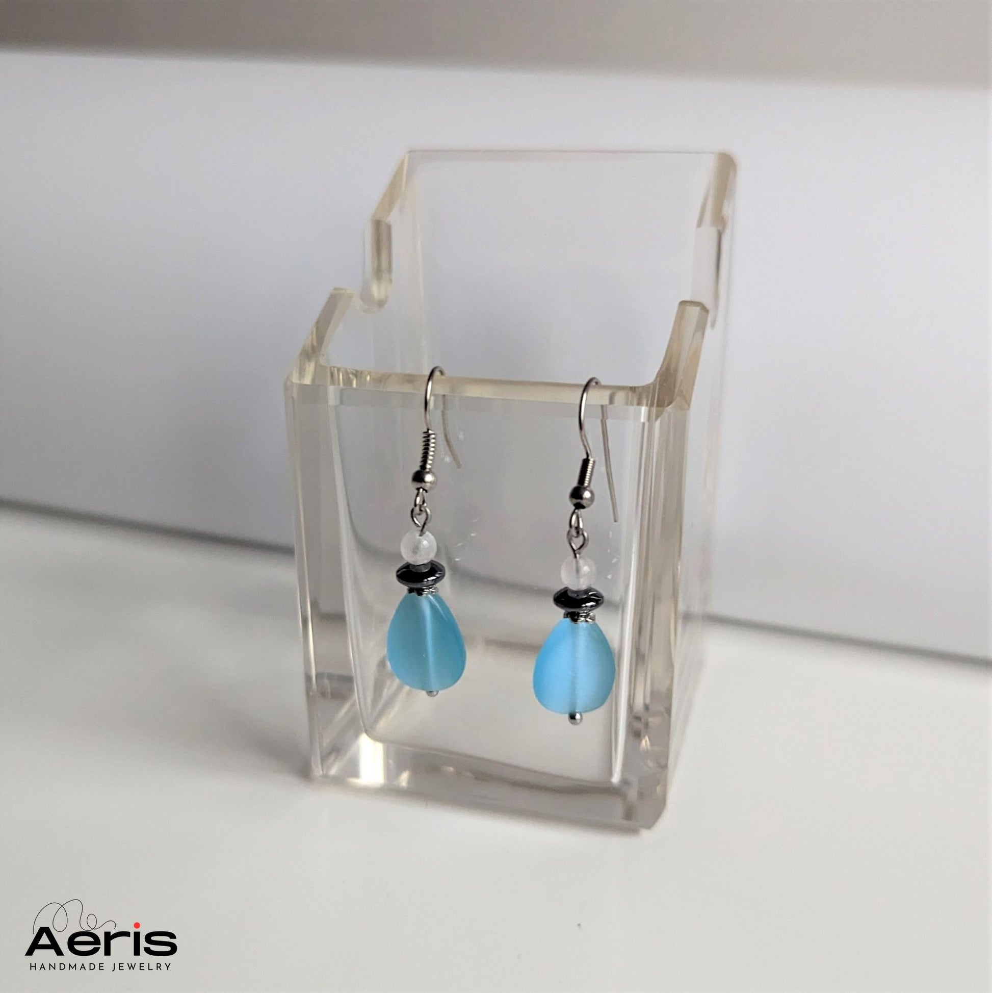 Cercei dangle cu margele bleu in forma de picatura