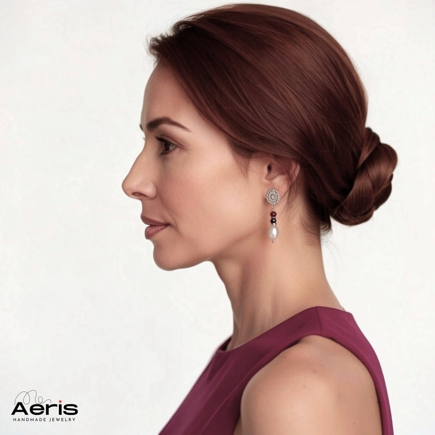 Cercei cu perle, agate colorate si accesorii din inox, prezentati pe model feminin