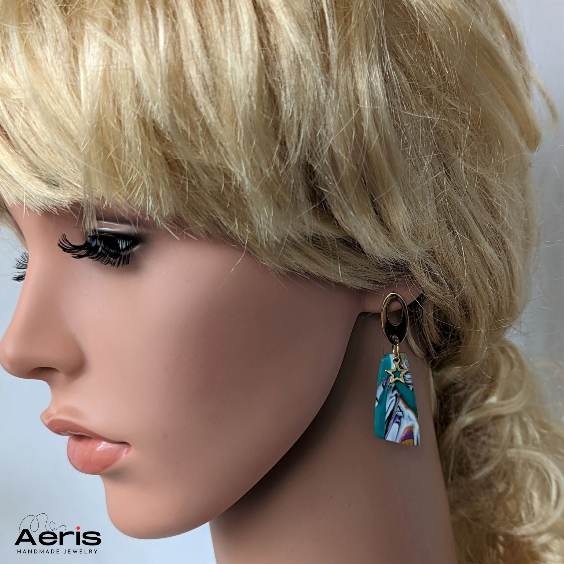 Cercei studs multicolori pe manechin
