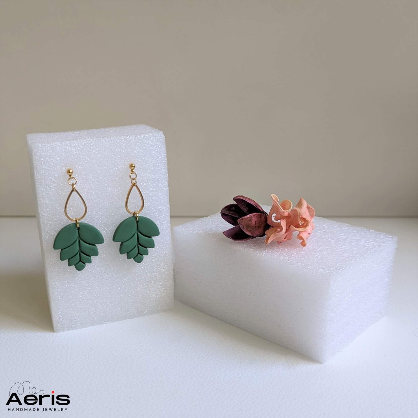 Cercei handmade cu frunze verzi din argila polimerica si accesorii din inox auriu