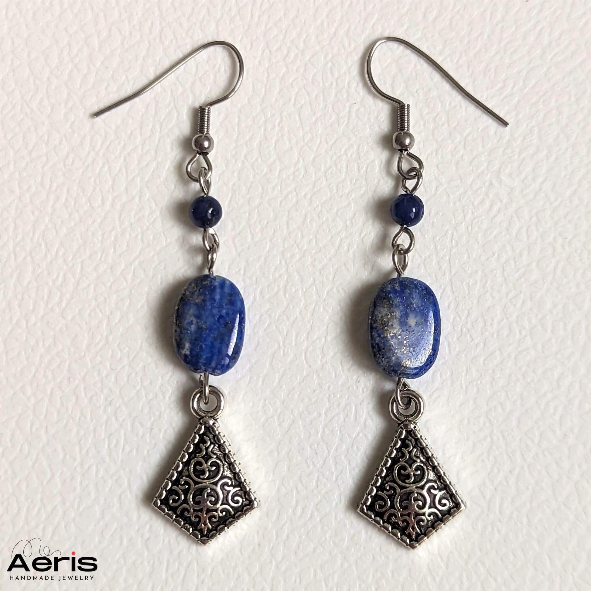 Cercei lungi stil vintage cu accesorii argintii si margele albastre