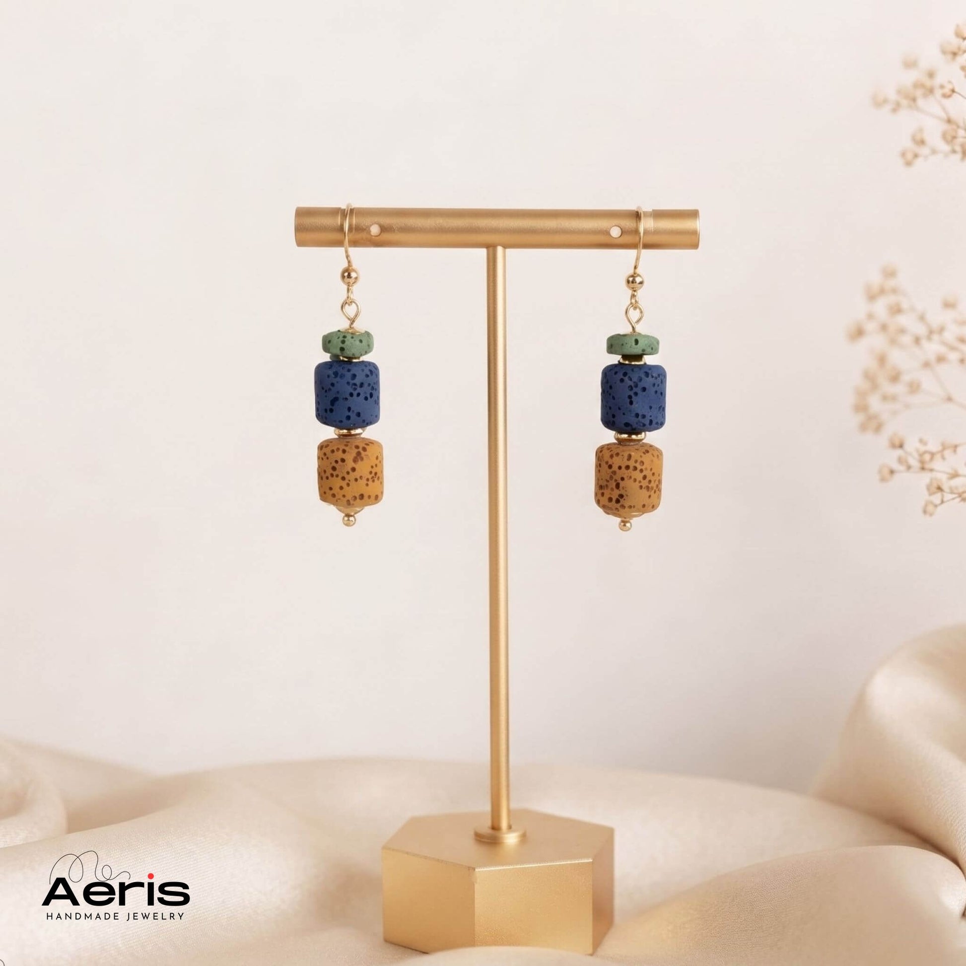 Cercei statement multicolori cu tortite tip carlig din inox auriu, asezati pe suport