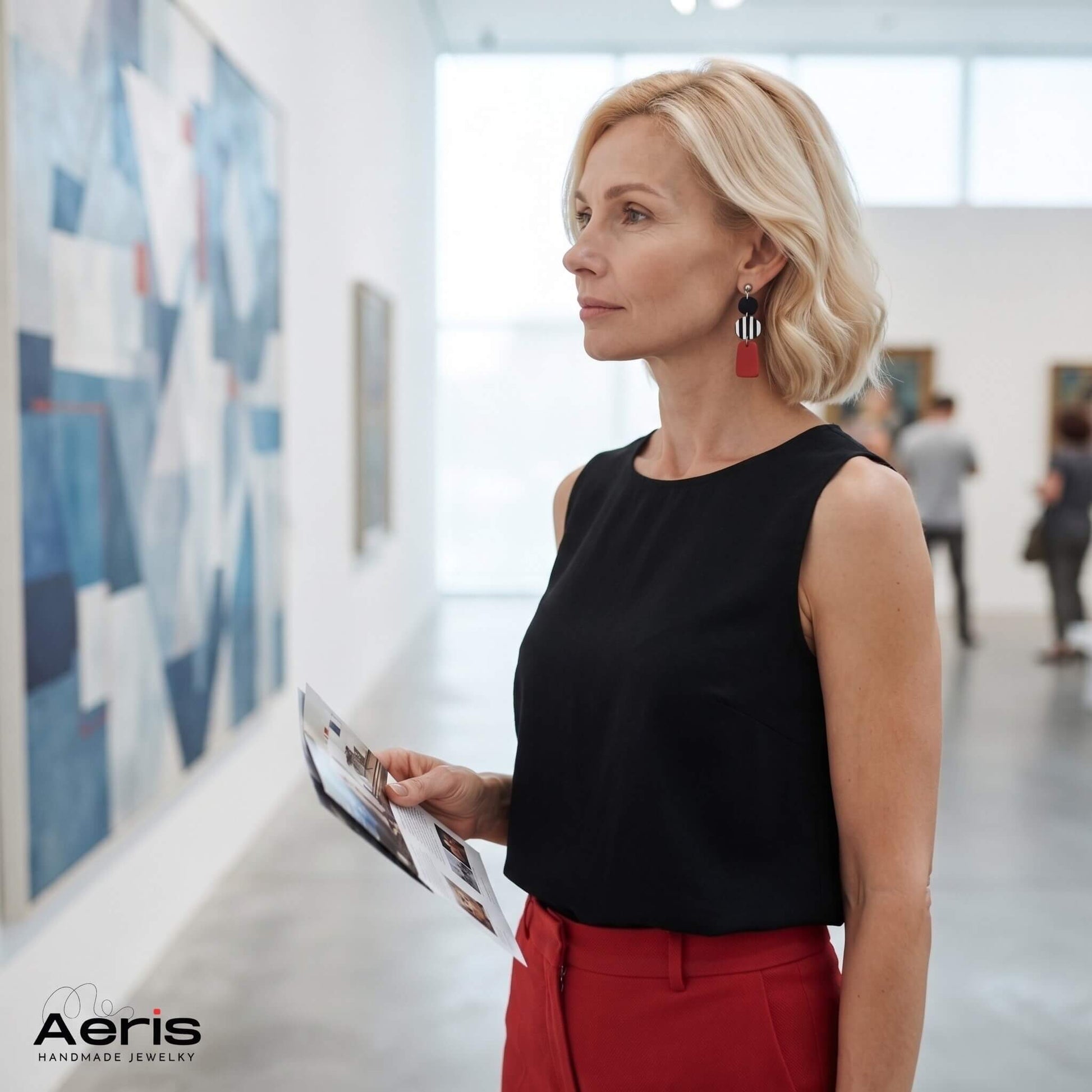 Femeie intr-o galerie de arta contemporana, purtand cerceii din lut polimeric la o tinuta asortata
